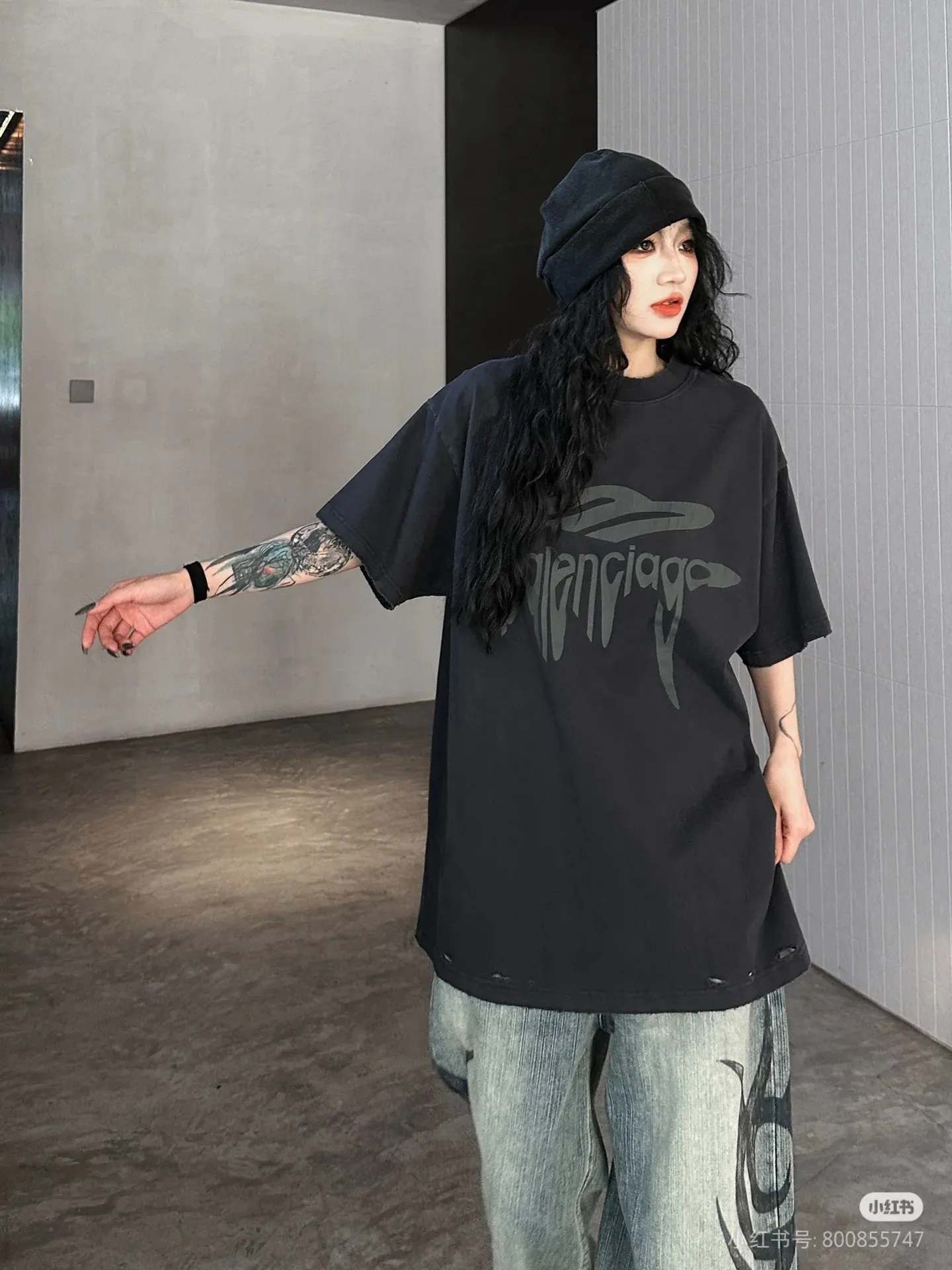 ♻️💯Upper body reference model picture❤️Top version BALENCIAGA/Paris. 2025 new dissolving letters. Brick cabinet synchronization. Genuine product developed at the first time, happy to print and compare! The fabric is made of Paris ZP custom-woven and dyed cotton with double yarn. Weighing 260 grams, the cloth surface is clean. The cloth pattern is clear, soft and comfortable. The threads are dyed with no color difference. The embroidery uses imported Tajima embroidery machines. The letters are clear and the effect is three-dimensional. The entire garment is worn and distressed. The version adopts OS loose shoulder design. Same style for men and women. Color: black. White. Size: XS S M L P: 290