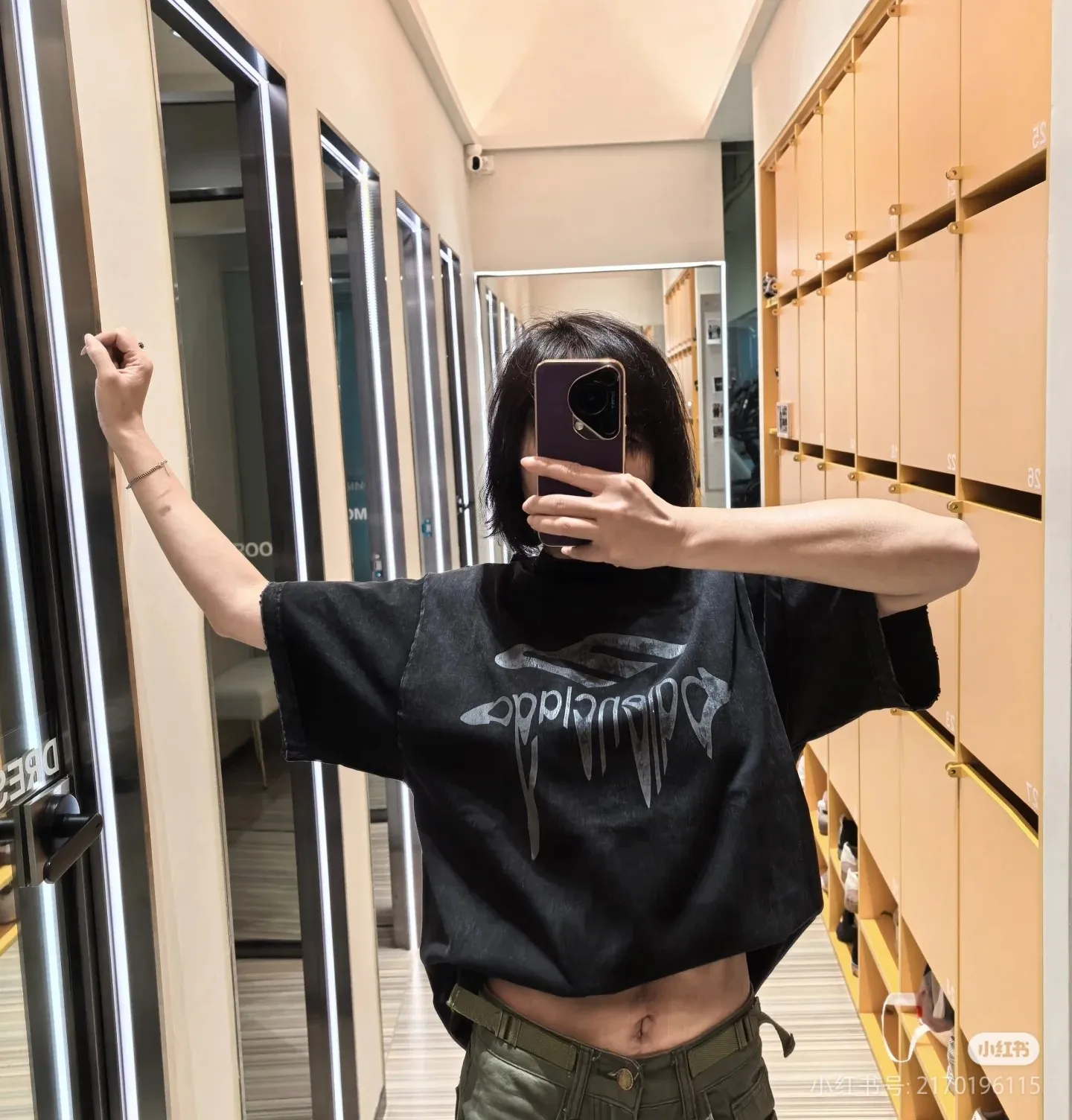 ♻️💯Upper body reference model picture❤️Top version BALENCIAGA/Paris. 2025 new dissolving letters. Brick cabinet synchronization. Genuine product developed at the first time, happy to print and compare! The fabric is made of Paris ZP custom-woven and dyed cotton with double yarn. Weighing 260 grams, the cloth surface is clean. The cloth pattern is clear, soft and comfortable. The threads are dyed with no color difference. The embroidery uses imported Tajima embroidery machines. The letters are clear and the effect is three-dimensional. The entire garment is worn and distressed. The version adopts OS loose shoulder design. Same style for men and women. Color: black. White. Size: XS S M L P: 290