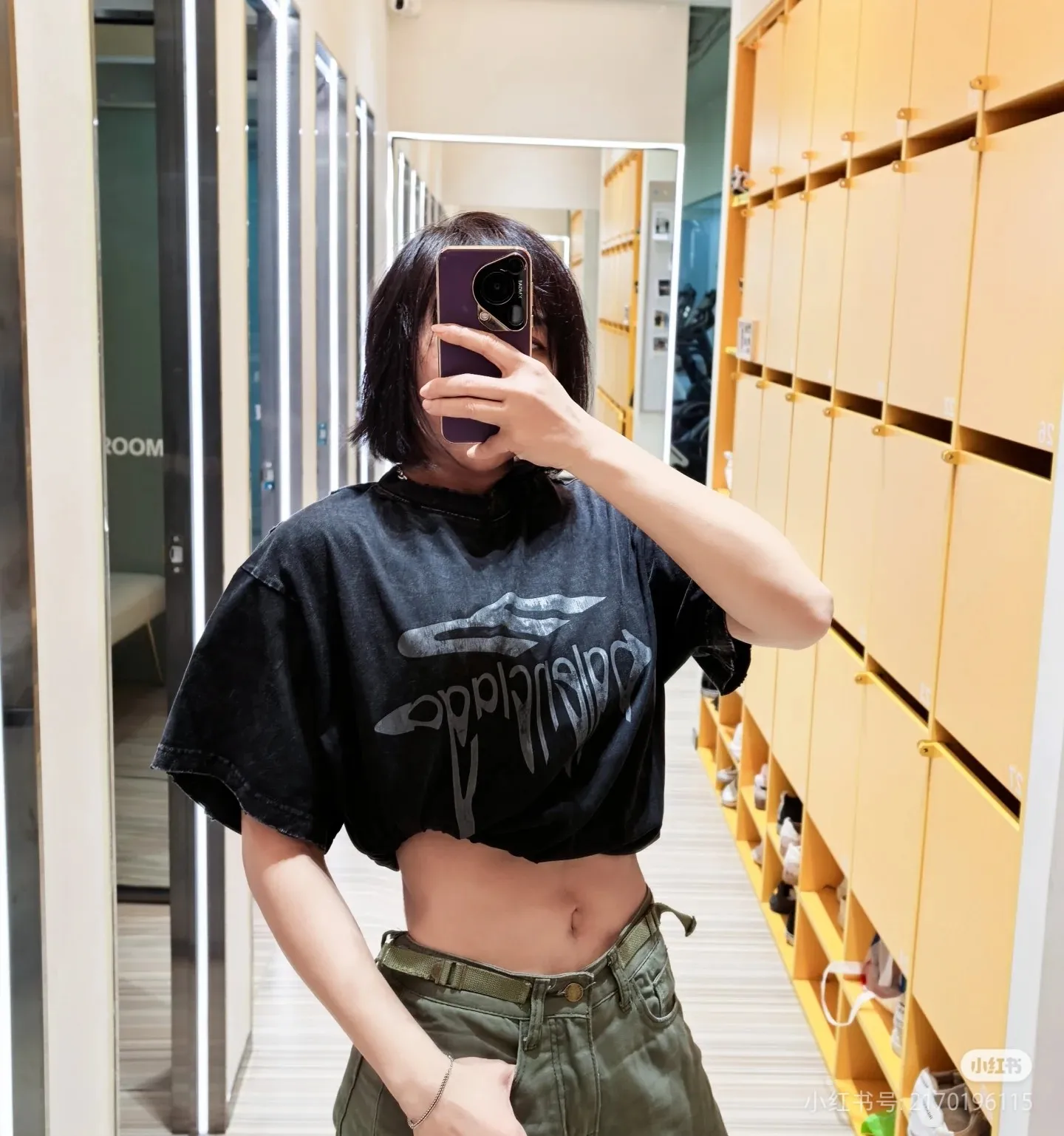 ♻️💯Upper body reference model picture❤️Top version BALENCIAGA/Paris. 2025 new dissolving letters. Brick cabinet synchronization. Genuine product developed at the first time, happy to print and compare! The fabric is made of Paris ZP custom-woven and dyed cotton with double yarn. Weighing 260 grams, the cloth surface is clean. The cloth pattern is clear, soft and comfortable. The threads are dyed with no color difference. The embroidery uses imported Tajima embroidery machines. The letters are clear and the effect is three-dimensional. The entire garment is worn and distressed. The version adopts OS loose shoulder design. Same style for men and women. Color: black. White. Size: XS S M L P: 290