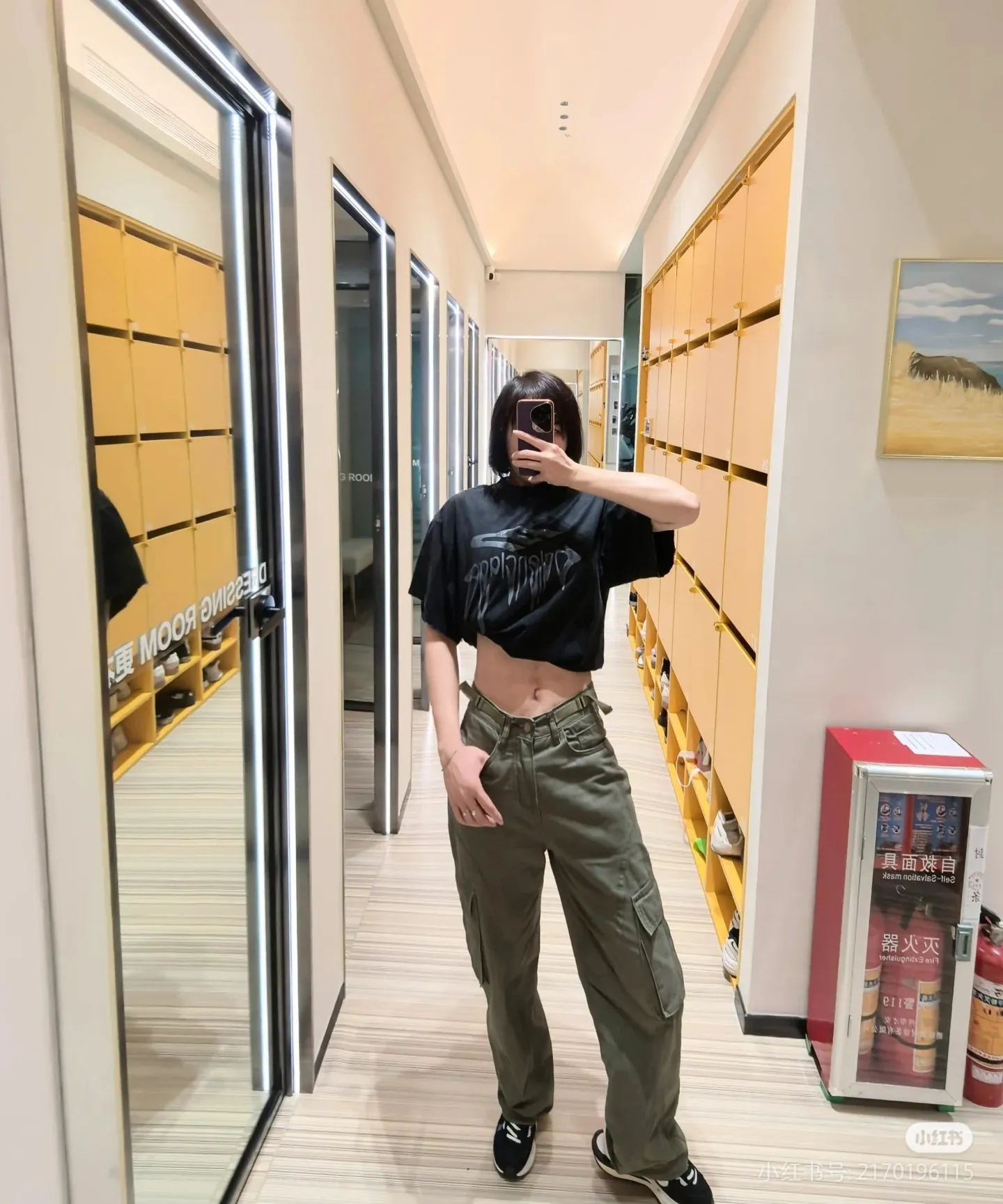 ♻️💯Upper body reference model picture❤️Top version BALENCIAGA/Paris. 2025 new dissolving letters. Brick cabinet synchronization. Genuine product developed at the first time, happy to print and compare! The fabric is made of Paris ZP custom-woven and dyed cotton with double yarn. Weighing 260 grams, the cloth surface is clean. The cloth pattern is clear, soft and comfortable. The threads are dyed with no color difference. The embroidery uses imported Tajima embroidery machines. The letters are clear and the effect is three-dimensional. The entire garment is worn and distressed. The version adopts OS loose shoulder design. Same style for men and women. Color: black. White. Size: XS S M L P: 290