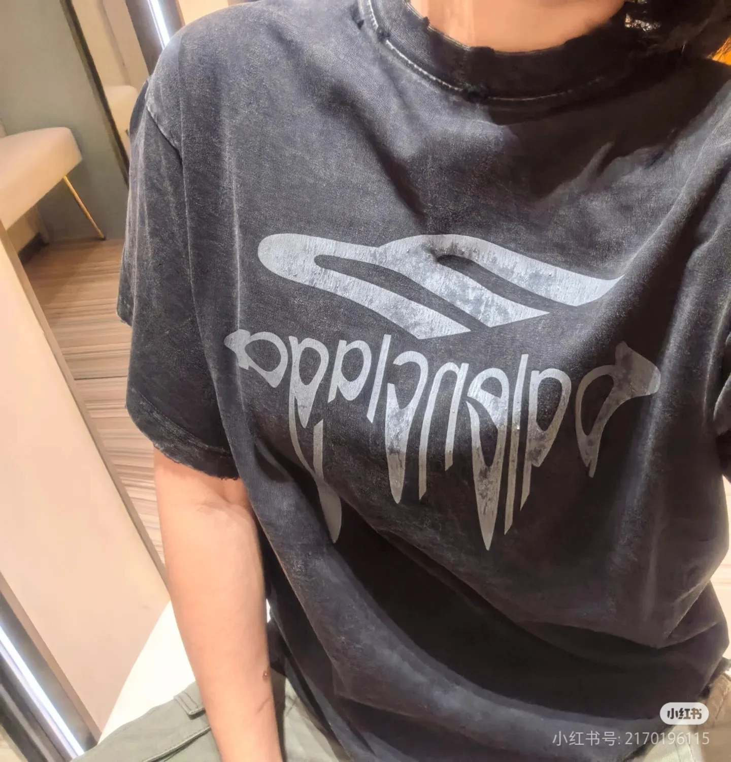 ♻️💯Upper body reference model picture❤️Top version BALENCIAGA/Paris. 2025 new dissolving letters. Brick cabinet synchronization. Genuine product developed at the first time, happy to print and compare! The fabric is made of Paris ZP custom-woven and dyed cotton with double yarn. Weighing 260 grams, the cloth surface is clean. The cloth pattern is clear, soft and comfortable. The threads are dyed with no color difference. The embroidery uses imported Tajima embroidery machines. The letters are clear and the effect is three-dimensional. The entire garment is worn and distressed. The version adopts OS loose shoulder design. Same style for men and women. Color: black. White. Size: XS S M L P: 290