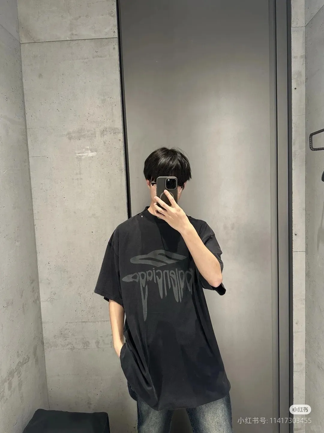 ♻️💯Upper body reference model picture❤️Top version BALENCIAGA/Paris. 2025 new dissolving letters. Brick cabinet synchronization. Genuine product developed at the first time, happy to print and compare! The fabric is made of Paris ZP custom-woven and dyed cotton with double yarn. Weighing 260 grams, the cloth surface is clean. The cloth pattern is clear, soft and comfortable. The threads are dyed with no color difference. The embroidery uses imported Tajima embroidery machines. The letters are clear and the effect is three-dimensional. The entire garment is worn and distressed. The version adopts OS loose shoulder design. Same style for men and women. Color: black. White. Size: XS S M L P: 290