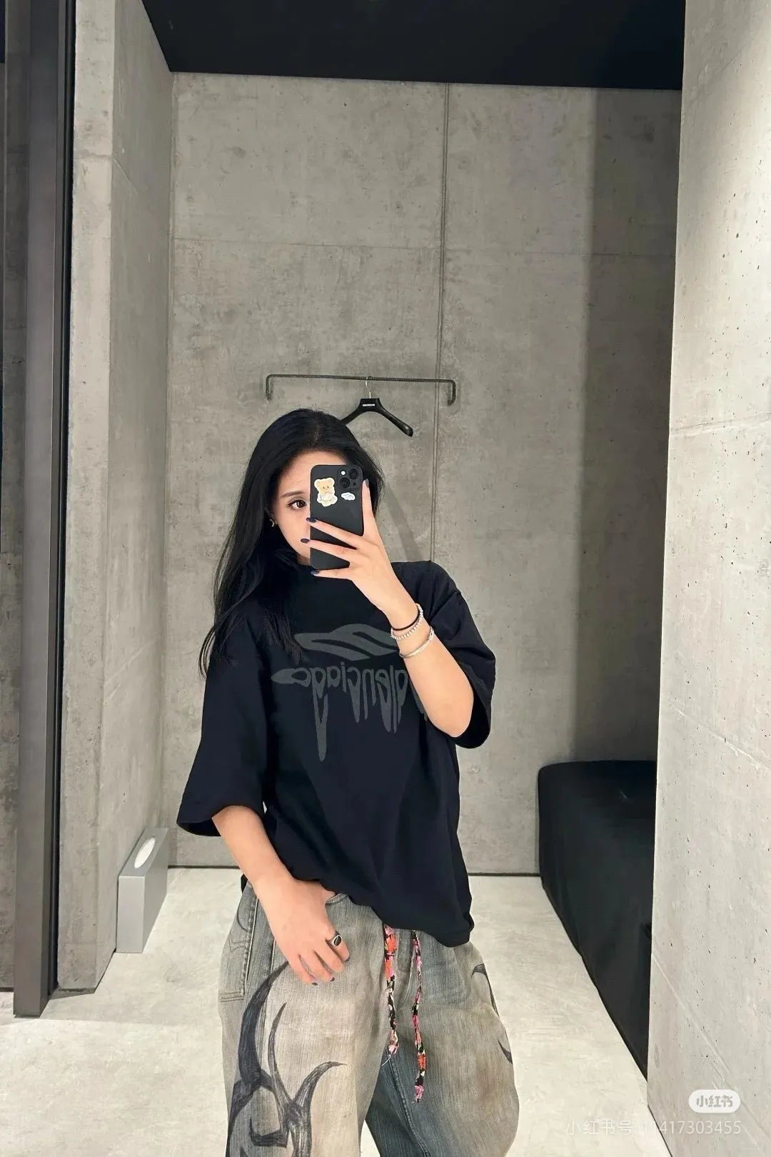 ♻️💯Upper body reference model picture❤️Top version BALENCIAGA/Paris. 2025 new dissolving letters. Brick cabinet synchronization. Genuine product developed at the first time, happy to print and compare! The fabric is made of Paris ZP custom-woven and dyed cotton with double yarn. Weighing 260 grams, the cloth surface is clean. The cloth pattern is clear, soft and comfortable. The threads are dyed with no color difference. The embroidery uses imported Tajima embroidery machines. The letters are clear and the effect is three-dimensional. The entire garment is worn and distressed. The version adopts OS loose shoulder design. Same style for men and women. Color: black. White. Size: XS S M L P: 290