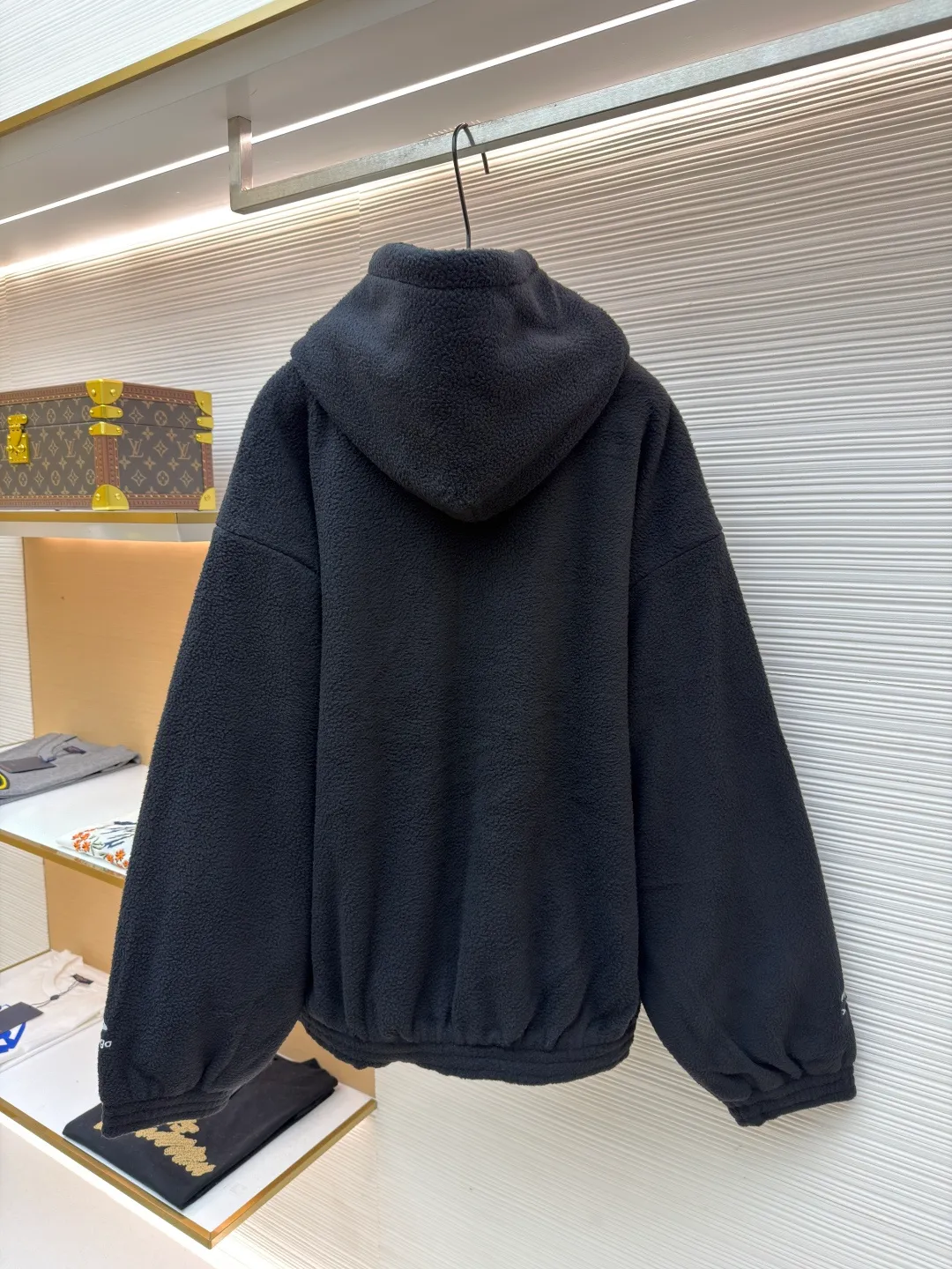 Balenciaga skiwear series Double-sided sherpa teddy bear ski hoodie ●Original version: purchased and developed for 12999 ●Item number: 1681450-A85 ●Fabric: lambswool/teddy velvet fabric ●Technology: embroidery ●Color: black ●Version: loose fit ●Weight: about 1395 grams ●Size: 1-2-3 ●Description: As-is counter 2.3 (the focus is on hoodies) Ordinary sweatshirts are around 10,000 or less. Even the heavy-duty model is priced at around 30,000 in Paris. It is already exaggerated. When I bought this piece, my heart bled. It is really handsome. The fabric is made of 750g teddy velvet that is uniformly dyed as it is. And the double-sided design is really thick. A sweatshirt in the south can survive the winter. No need to add a coat. There is no doubt about the warmth of the real ski series. This fabric is the key point. At that time, the fabric factory would not make it if it was a small quantity, and the cost was twice as expensive as ordinary light fleece. The chest and sleeve cuffs were all operated as they were, and the embroidery was made with an imported embroidery machine. The clarity, including the neatness and the restored three-dimensionality, were very online. All accessories, including the accessories, were molded and customized as they were. The overall wiring is straight and delicate, the fabric is comfortable and soft, and the color is consistent without color difference. It can be matched with the same style to create a fashionable look and control various occasions. Customized accessories, complete with three standards, same style for men and women!