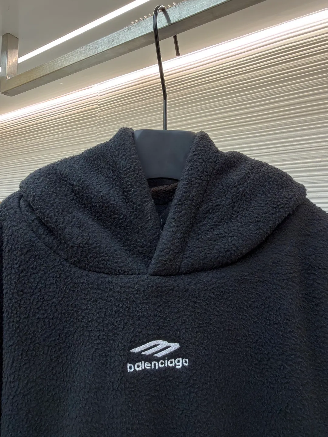 Balenciaga skiwear series Double-sided sherpa teddy bear ski hoodie ●Original version: purchased and developed for 12999 ●Item number: 1681450-A85 ●Fabric: lambswool/teddy velvet fabric ●Technology: embroidery ●Color: black ●Version: loose fit ●Weight: about 1395 grams ●Size: 1-2-3 ●Description: As-is counter 2.3 (the focus is on hoodies) Ordinary sweatshirts are around 10,000 or less. Even the heavy-duty model is priced at around 30,000 in Paris. It is already exaggerated. When I bought this piece, my heart bled. It is really handsome. The fabric is made of 750g teddy velvet that is uniformly dyed as it is. And the double-sided design is really thick. A sweatshirt in the south can survive the winter. No need to add a coat. There is no doubt about the warmth of the real ski series. This fabric is the key point. At that time, the fabric factory would not make it if it was a small quantity, and the cost was twice as expensive as ordinary light fleece. The chest and sleeve cuffs were all operated as they were, and the embroidery was made with an imported embroidery machine. The clarity, including the neatness and the restored three-dimensionality, were very online. All accessories, including the accessories, were molded and customized as they were. The overall wiring is straight and delicate, the fabric is comfortable and soft, and the color is consistent without color difference. It can be matched with the same style to create a fashionable look and control various occasions. Customized accessories, complete with three standards, same style for men and women!
