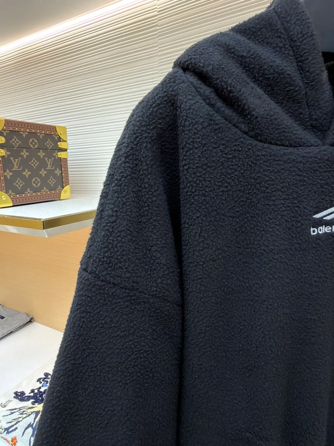 Balenciaga skiwear series Double-sided sherpa teddy bear ski hoodie ●Original version: purchased and developed for 12999 ●Item number: 1681450-A85 ●Fabric: lambswool/teddy velvet fabric ●Technology: embroidery ●Color: black ●Version: loose fit ●Weight: about 1395 grams ●Size: 1-2-3 ●Description: As-is counter 2.3 (the focus is on hoodies) Ordinary sweatshirts are around 10,000 or less. Even the heavy-duty model is priced at around 30,000 in Paris. It is already exaggerated. When I bought this piece, my heart bled. It is really handsome. The fabric is made of 750g teddy velvet that is uniformly dyed as it is. And the double-sided design is really thick. A sweatshirt in the south can survive the winter. No need to add a coat. There is no doubt about the warmth of the real ski series. This fabric is the key point. At that time, the fabric factory would not make it if it was a small quantity, and the cost was twice as expensive as ordinary light fleece. The chest and sleeve cuffs were all operated as they were, and the embroidery was made with an imported embroidery machine. The clarity, including the neatness and the restored three-dimensionality, were very online. All accessories, including the accessories, were molded and customized as they were. The overall wiring is straight and delicate, the fabric is comfortable and soft, and the color is consistent without color difference. It can be matched with the same style to create a fashionable look and control various occasions. Customized accessories, complete with three standards, same style for men and women!