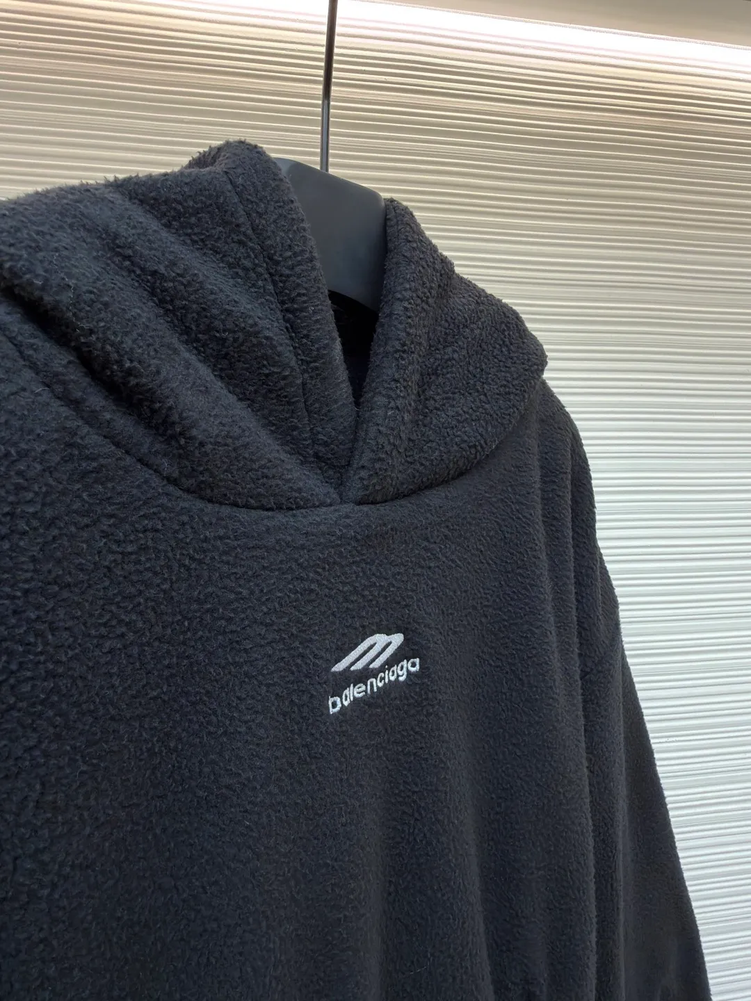 Balenciaga skiwear series Double-sided sherpa teddy bear ski hoodie ●Original version: purchased and developed for 12999 ●Item number: 1681450-A85 ●Fabric: lambswool/teddy velvet fabric ●Technology: embroidery ●Color: black ●Version: loose fit ●Weight: about 1395 grams ●Size: 1-2-3 ●Description: As-is counter 2.3 (the focus is on hoodies) Ordinary sweatshirts are around 10,000 or less. Even the heavy-duty model is priced at around 30,000 in Paris. It is already exaggerated. When I bought this piece, my heart bled. It is really handsome. The fabric is made of 750g teddy velvet that is uniformly dyed as it is. And the double-sided design is really thick. A sweatshirt in the south can survive the winter. No need to add a coat. There is no doubt about the warmth of the real ski series. This fabric is the key point. At that time, the fabric factory would not make it if it was a small quantity, and the cost was twice as expensive as ordinary light fleece. The chest and sleeve cuffs were all operated as they were, and the embroidery was made with an imported embroidery machine. The clarity, including the neatness and the restored three-dimensionality, were very online. All accessories, including the accessories, were molded and customized as they were. The overall wiring is straight and delicate, the fabric is comfortable and soft, and the color is consistent without color difference. It can be matched with the same style to create a fashionable look and control various occasions. Customized accessories, complete with three standards, same style for men and women!