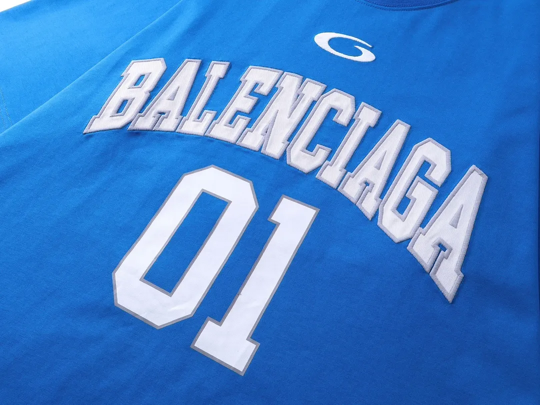 🅿️210 Actual pictures [Top version. Official website quality] BALENCI*GA/Paris.SS25 latest basketball uniform embroidered printed long-sleeved T-shirt. The front embroidery is embroidered and printed using a Tajima computer embroidery machine, the lower left corner is stamped, and the back piece is printed. Brick cabinets are synchronized. Genuine products are developed at the first time. The fabric is made of Paris ZP custom-woven and dyed cotton double yarn. Weighing 260 grams, the cloth surface is clean. The cloth pattern is clear, soft and comfortable. The threads are dyed with no color difference. The printing uses environmentally friendly imported materials, the letters are clear and the effect is three-dimensional. The version adopts OS loose shoulder design. Same style for men and women. Code: BL253626 Color: black, white, orchid, purple, yellow, green. Size: XS S M L