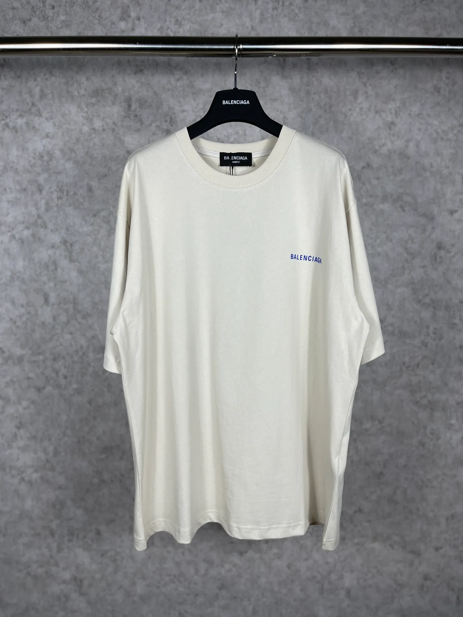 🅿️166 real photos [Top version. Official website quality] BALENCI*GA/Paris#Classic style. Classic letter printed short-sleeved T-shirt on the front and back #brick cabinet synchronization.                       The fabric is made of Paris ZP custom-woven and dyed cotton double yarn, weighing 260 grams. The cloth surface is clean. The cloth pattern is clear, soft and comfortable. The threads are dyed with no color difference. The classic pattern is printed with environmentally friendly imported materials, precision printing screen, the letters are clear, the effect is three-dimensional, and the brick cabinet is restored. The version adopts OS loose shoulder style. Same style for men and women. Coding: BL223022 Color: black, beige, white, blue, floral gray, beige. Size: XS to L