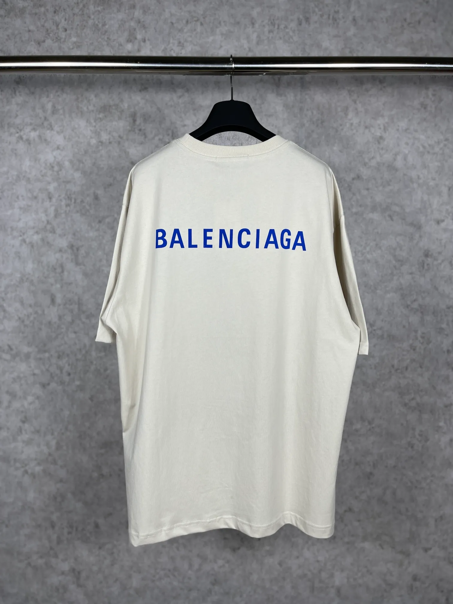🅿️166 real photos [Top version. Official website quality] BALENCI*GA/Paris#Classic style. Classic letter printed short-sleeved T-shirt on the front and back #brick cabinet synchronization.                       The fabric is made of Paris ZP custom-woven and dyed cotton double yarn, weighing 260 grams. The cloth surface is clean. The cloth pattern is clear, soft and comfortable. The threads are dyed with no color difference. The classic pattern is printed with environmentally friendly imported materials, precision printing screen, the letters are clear, the effect is three-dimensional, and the brick cabinet is restored. The version adopts OS loose shoulder style. Same style for men and women. Coding: BL223022 Color: black, beige, white, blue, floral gray, beige. Size: XS to L