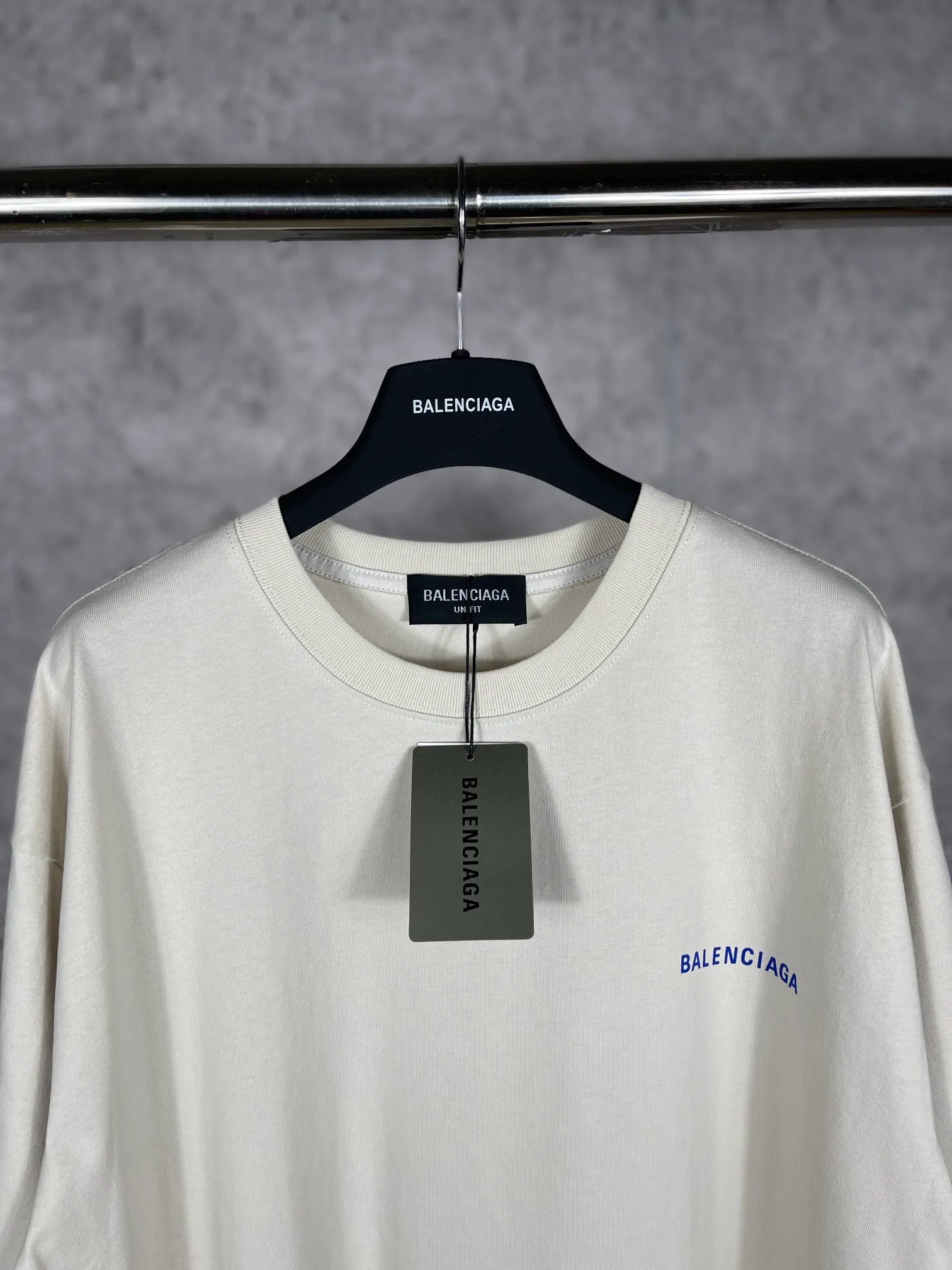 🅿️166 real photos [Top version. Official website quality] BALENCI*GA/Paris#Classic style. Classic letter printed short-sleeved T-shirt on the front and back #brick cabinet synchronization.                       The fabric is made of Paris ZP custom-woven and dyed cotton double yarn, weighing 260 grams. The cloth surface is clean. The cloth pattern is clear, soft and comfortable. The threads are dyed with no color difference. The classic pattern is printed with environmentally friendly imported materials, precision printing screen, the letters are clear, the effect is three-dimensional, and the brick cabinet is restored. The version adopts OS loose shoulder style. Same style for men and women. Coding: BL223022 Color: black, beige, white, blue, floral gray, beige. Size: XS to L