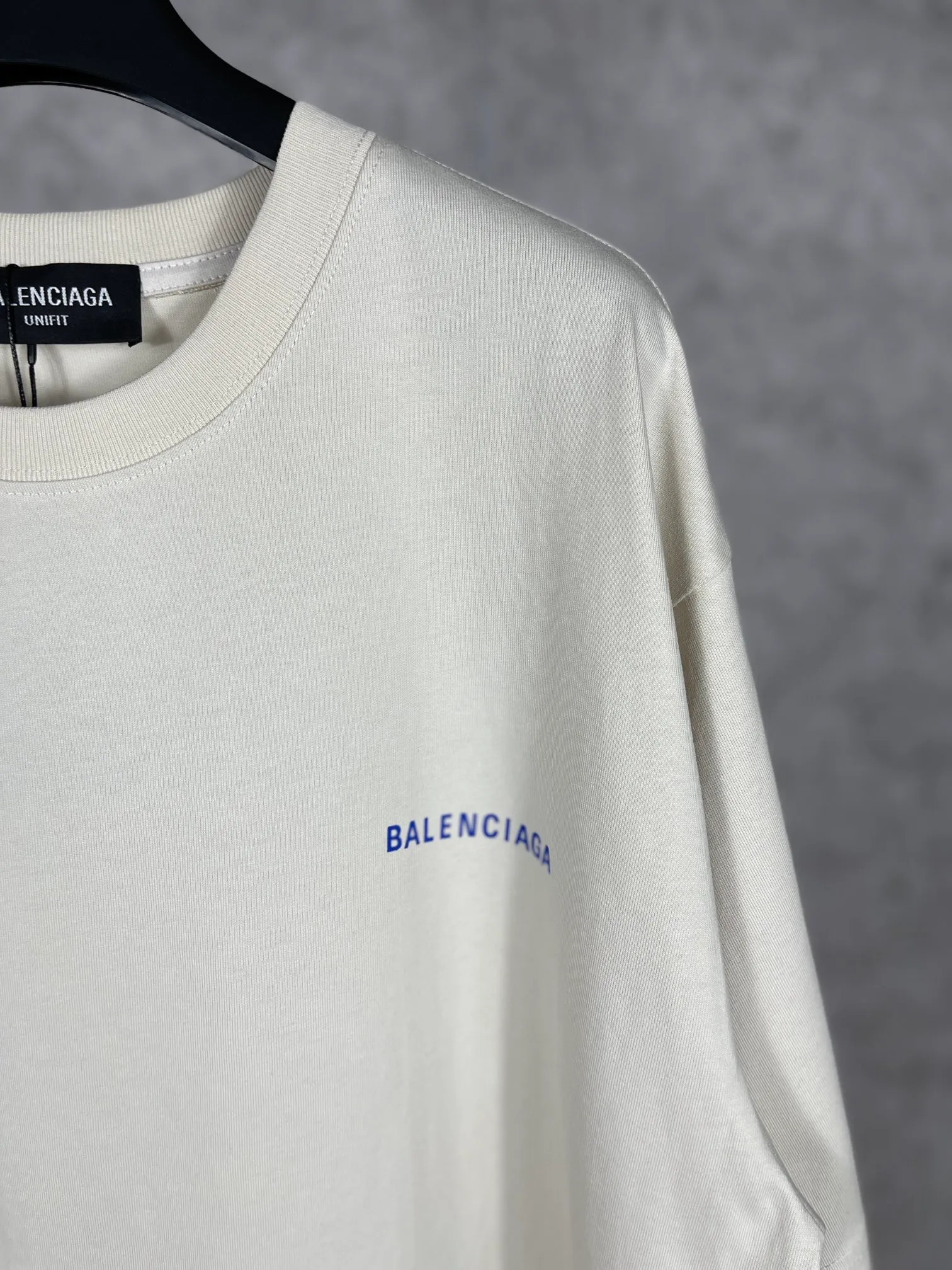 🅿️166 real photos [Top version. Official website quality] BALENCI*GA/Paris#Classic style. Classic letter printed short-sleeved T-shirt on the front and back #brick cabinet synchronization.                       The fabric is made of Paris ZP custom-woven and dyed cotton double yarn, weighing 260 grams. The cloth surface is clean. The cloth pattern is clear, soft and comfortable. The threads are dyed with no color difference. The classic pattern is printed with environmentally friendly imported materials, precision printing screen, the letters are clear, the effect is three-dimensional, and the brick cabinet is restored. The version adopts OS loose shoulder style. Same style for men and women. Coding: BL223022 Color: black, beige, white, blue, floral gray, beige. Size: XS to L
