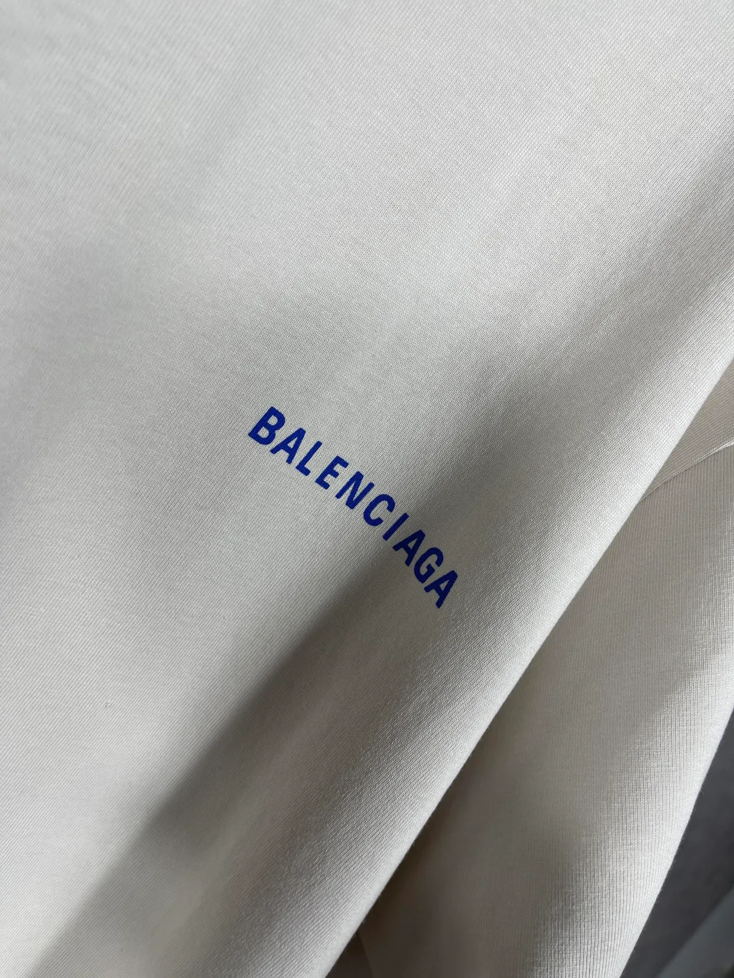 🅿️166 real photos [Top version. Official website quality] BALENCI*GA/Paris#Classic style. Classic letter printed short-sleeved T-shirt on the front and back #brick cabinet synchronization.                       The fabric is made of Paris ZP custom-woven and dyed cotton double yarn, weighing 260 grams. The cloth surface is clean. The cloth pattern is clear, soft and comfortable. The threads are dyed with no color difference. The classic pattern is printed with environmentally friendly imported materials, precision printing screen, the letters are clear, the effect is three-dimensional, and the brick cabinet is restored. The version adopts OS loose shoulder style. Same style for men and women. Coding: BL223022 Color: black, beige, white, blue, floral gray, beige. Size: XS to L