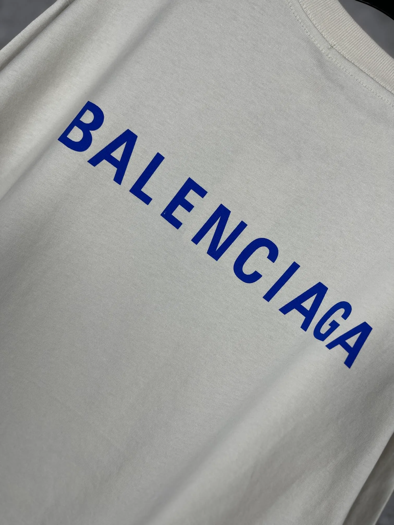 🅿️166 real photos [Top version. Official website quality] BALENCI*GA/Paris#Classic style. Classic letter printed short-sleeved T-shirt on the front and back #brick cabinet synchronization.                       The fabric is made of Paris ZP custom-woven and dyed cotton double yarn, weighing 260 grams. The cloth surface is clean. The cloth pattern is clear, soft and comfortable. The threads are dyed with no color difference. The classic pattern is printed with environmentally friendly imported materials, precision printing screen, the letters are clear, the effect is three-dimensional, and the brick cabinet is restored. The version adopts OS loose shoulder style. Same style for men and women. Coding: BL223022 Color: black, beige, white, blue, floral gray, beige. Size: XS to L