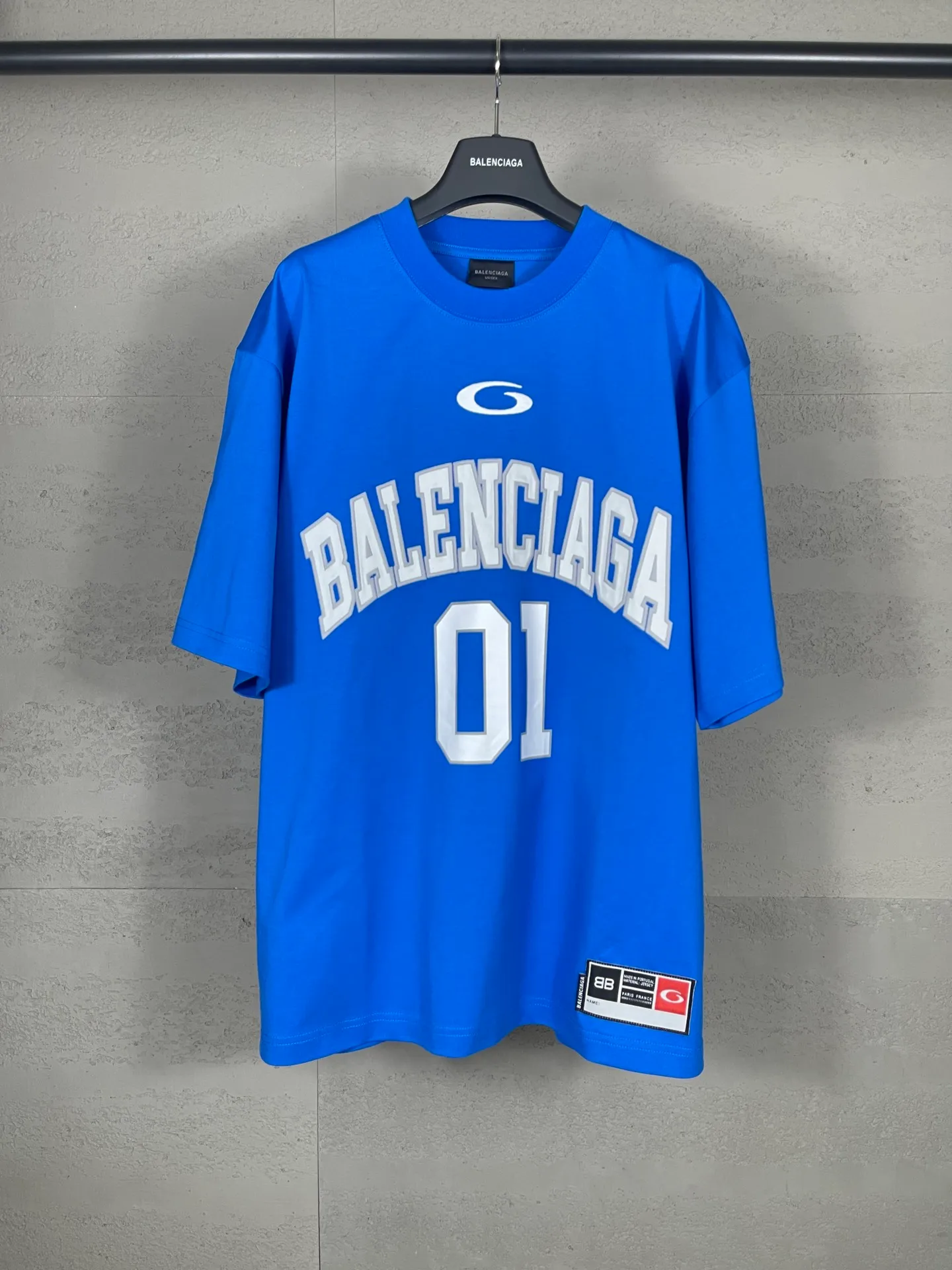 🅿️210 Actual pictures [Top version. Official website quality] BALENCI*GA/Paris.SS25 latest basketball uniform embroidered printed long-sleeved T-shirt. The front embroidery is embroidered and printed using a Tajima computer embroidery machine, the lower left corner is stamped, and the back piece is printed. Brick cabinets are synchronized. Genuine products are developed at the first time. The fabric is made of Paris ZP custom-woven and dyed cotton double yarn. Weighing 260 grams, the cloth surface is clean. The cloth pattern is clear, soft and comfortable. The threads are dyed with no color difference. The printing uses environmentally friendly imported materials, the letters are clear and the effect is three-dimensional. The version adopts OS loose shoulder design. Same style for men and women. Code: BL253626 Color: black, white, orchid, purple, yellow, green. Size: XS S M L