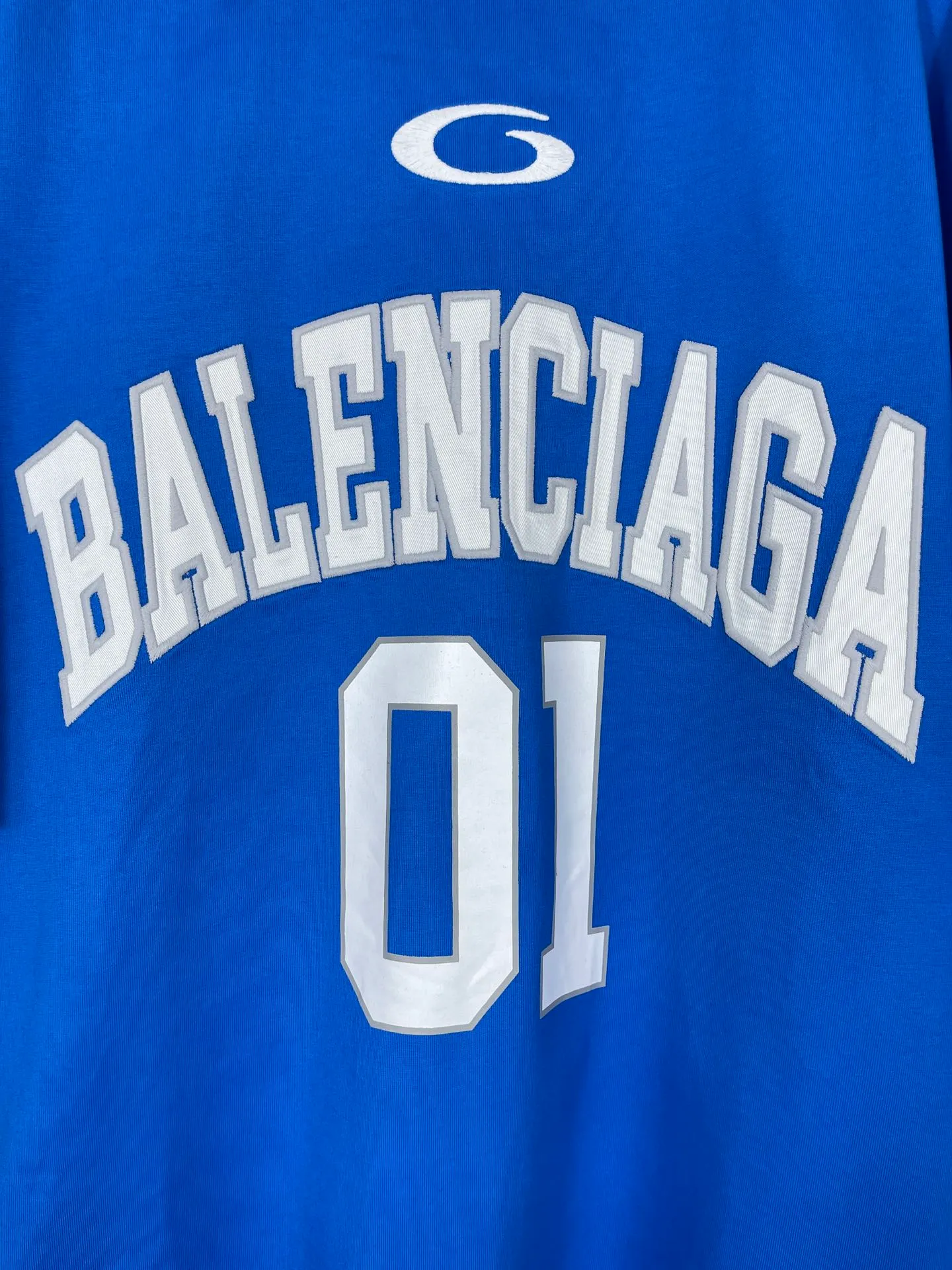 🅿️210 Actual pictures [Top version. Official website quality] BALENCI*GA/Paris.SS25 latest basketball uniform embroidered printed long-sleeved T-shirt. The front embroidery is embroidered and printed using a Tajima computer embroidery machine, the lower left corner is stamped, and the back piece is printed. Brick cabinets are synchronized. Genuine products are developed at the first time. The fabric is made of Paris ZP custom-woven and dyed cotton double yarn. Weighing 260 grams, the cloth surface is clean. The cloth pattern is clear, soft and comfortable. The threads are dyed with no color difference. The printing uses environmentally friendly imported materials, the letters are clear and the effect is three-dimensional. The version adopts OS loose shoulder design. Same style for men and women. Code: BL253626 Color: black, white, orchid, purple, yellow, green. Size: XS S M L