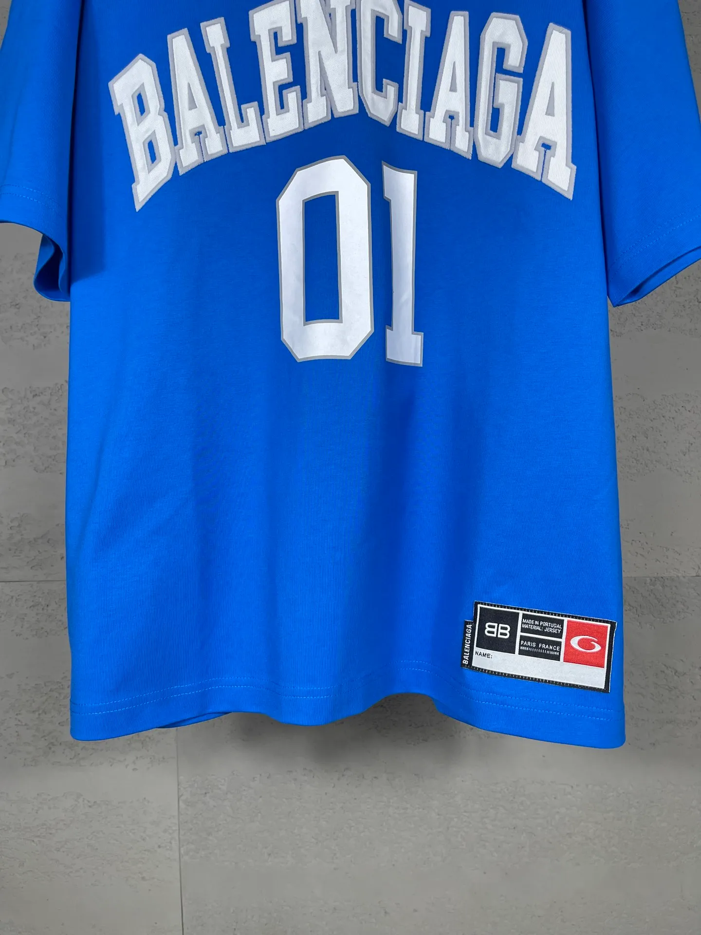 🅿️210 Actual pictures [Top version. Official website quality] BALENCI*GA/Paris.SS25 latest basketball uniform embroidered printed long-sleeved T-shirt. The front embroidery is embroidered and printed using a Tajima computer embroidery machine, the lower left corner is stamped, and the back piece is printed. Brick cabinets are synchronized. Genuine products are developed at the first time. The fabric is made of Paris ZP custom-woven and dyed cotton double yarn. Weighing 260 grams, the cloth surface is clean. The cloth pattern is clear, soft and comfortable. The threads are dyed with no color difference. The printing uses environmentally friendly imported materials, the letters are clear and the effect is three-dimensional. The version adopts OS loose shoulder design. Same style for men and women. Code: BL253626 Color: black, white, orchid, purple, yellow, green. Size: XS S M L