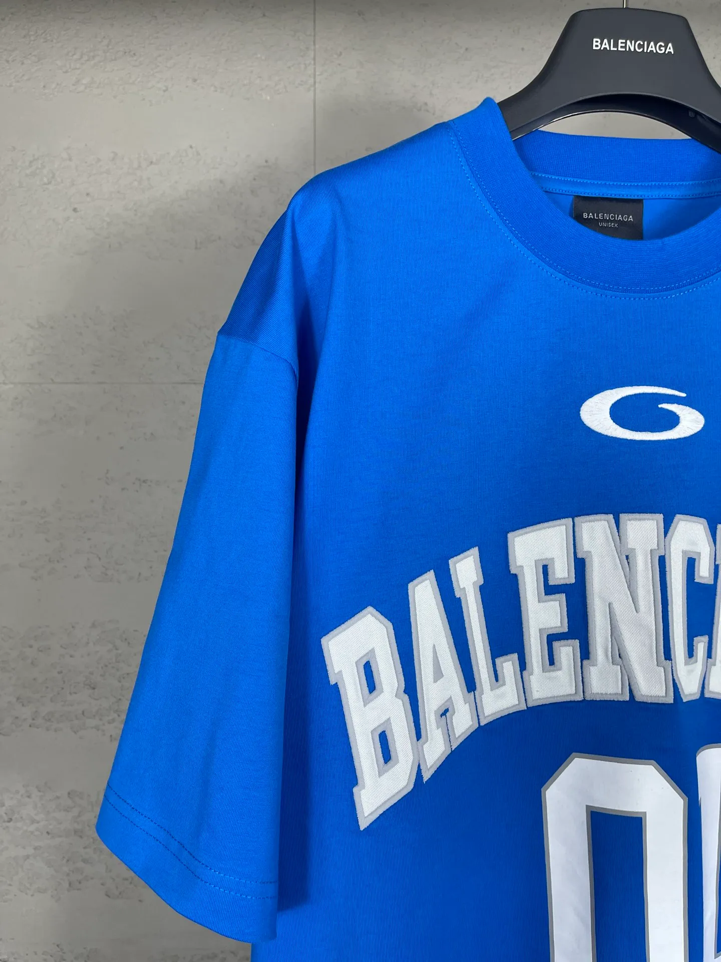 🅿️210 Actual pictures [Top version. Official website quality] BALENCI*GA/Paris.SS25 latest basketball uniform embroidered printed long-sleeved T-shirt. The front embroidery is embroidered and printed using a Tajima computer embroidery machine, the lower left corner is stamped, and the back piece is printed. Brick cabinets are synchronized. Genuine products are developed at the first time. The fabric is made of Paris ZP custom-woven and dyed cotton double yarn. Weighing 260 grams, the cloth surface is clean. The cloth pattern is clear, soft and comfortable. The threads are dyed with no color difference. The printing uses environmentally friendly imported materials, the letters are clear and the effect is three-dimensional. The version adopts OS loose shoulder design. Same style for men and women. Code: BL253626 Color: black, white, orchid, purple, yellow, green. Size: XS S M L