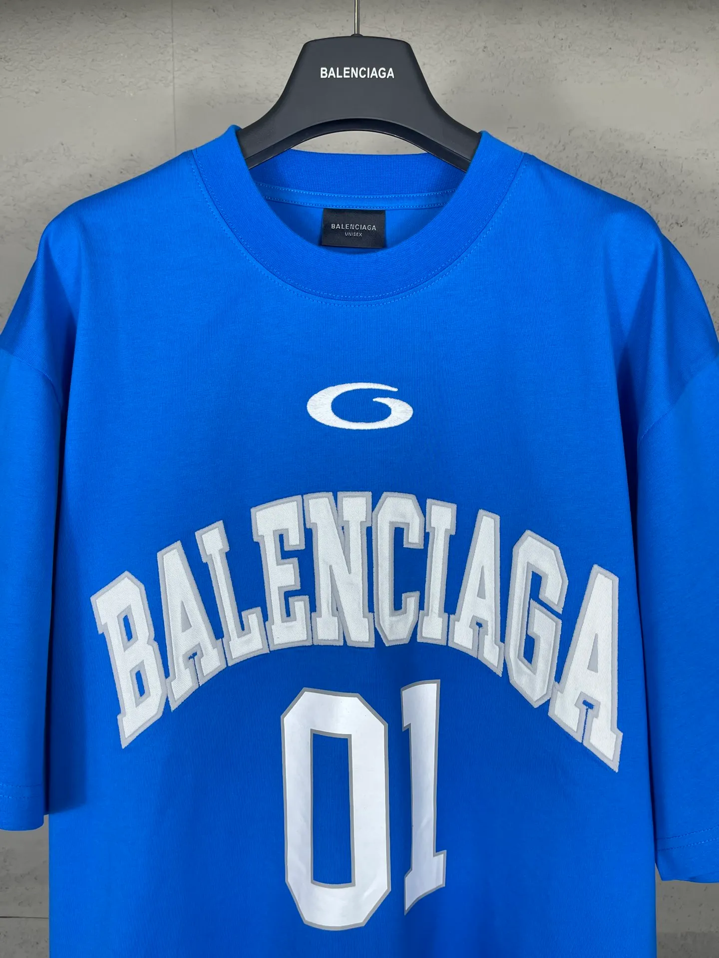 🅿️210 Actual pictures [Top version. Official website quality] BALENCI*GA/Paris.SS25 latest basketball uniform embroidered printed long-sleeved T-shirt. The front embroidery is embroidered and printed using a Tajima computer embroidery machine, the lower left corner is stamped, and the back piece is printed. Brick cabinets are synchronized. Genuine products are developed at the first time. The fabric is made of Paris ZP custom-woven and dyed cotton double yarn. Weighing 260 grams, the cloth surface is clean. The cloth pattern is clear, soft and comfortable. The threads are dyed with no color difference. The printing uses environmentally friendly imported materials, the letters are clear and the effect is three-dimensional. The version adopts OS loose shoulder design. Same style for men and women. Code: BL253626 Color: black, white, orchid, purple, yellow, green. Size: XS S M L