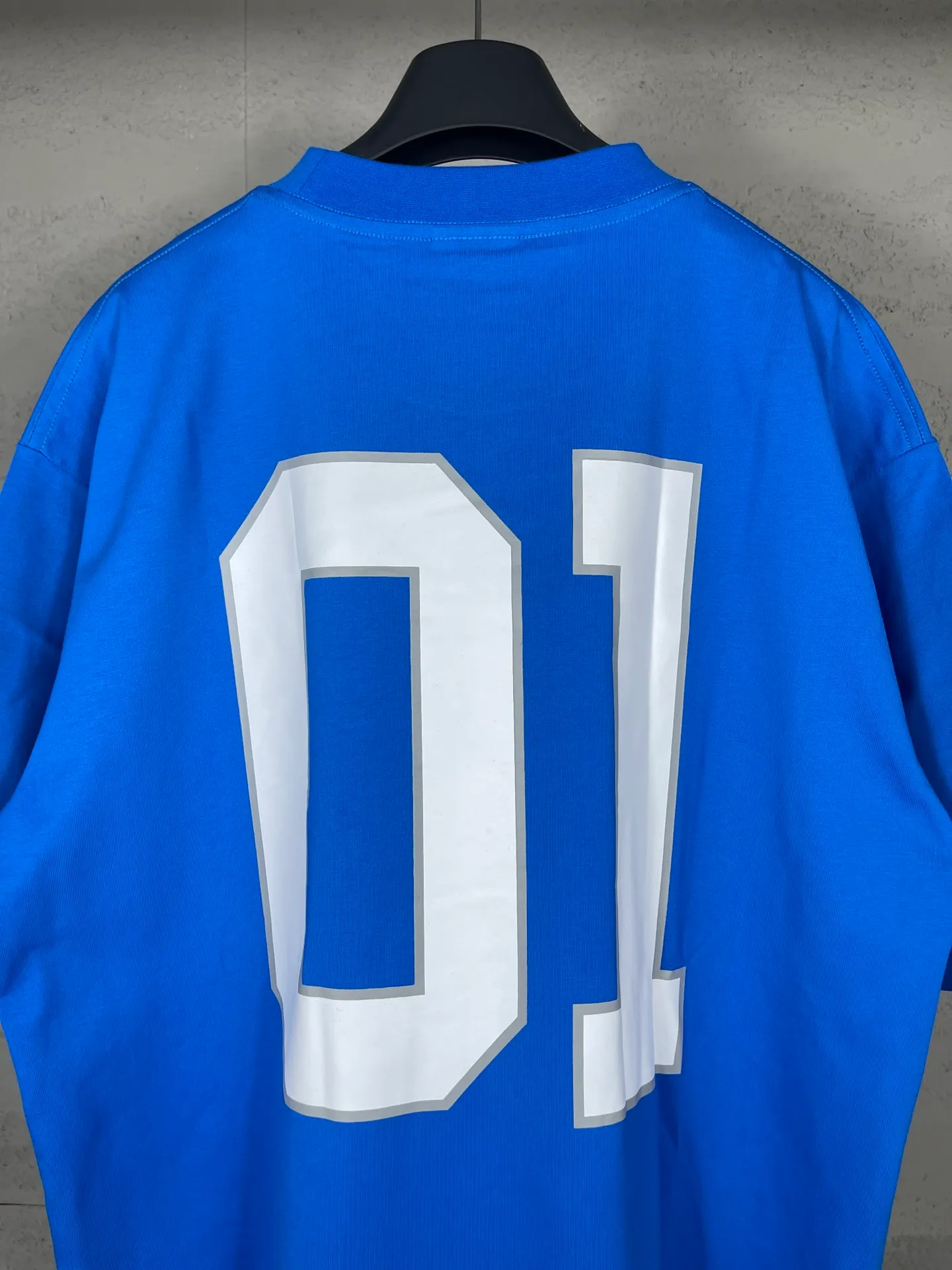🅿️210 Actual pictures [Top version. Official website quality] BALENCI*GA/Paris.SS25 latest basketball uniform embroidered printed long-sleeved T-shirt. The front embroidery is embroidered and printed using a Tajima computer embroidery machine, the lower left corner is stamped, and the back piece is printed. Brick cabinets are synchronized. Genuine products are developed at the first time. The fabric is made of Paris ZP custom-woven and dyed cotton double yarn. Weighing 260 grams, the cloth surface is clean. The cloth pattern is clear, soft and comfortable. The threads are dyed with no color difference. The printing uses environmentally friendly imported materials, the letters are clear and the effect is three-dimensional. The version adopts OS loose shoulder design. Same style for men and women. Code: BL253626 Color: black, white, orchid, purple, yellow, green. Size: XS S M L