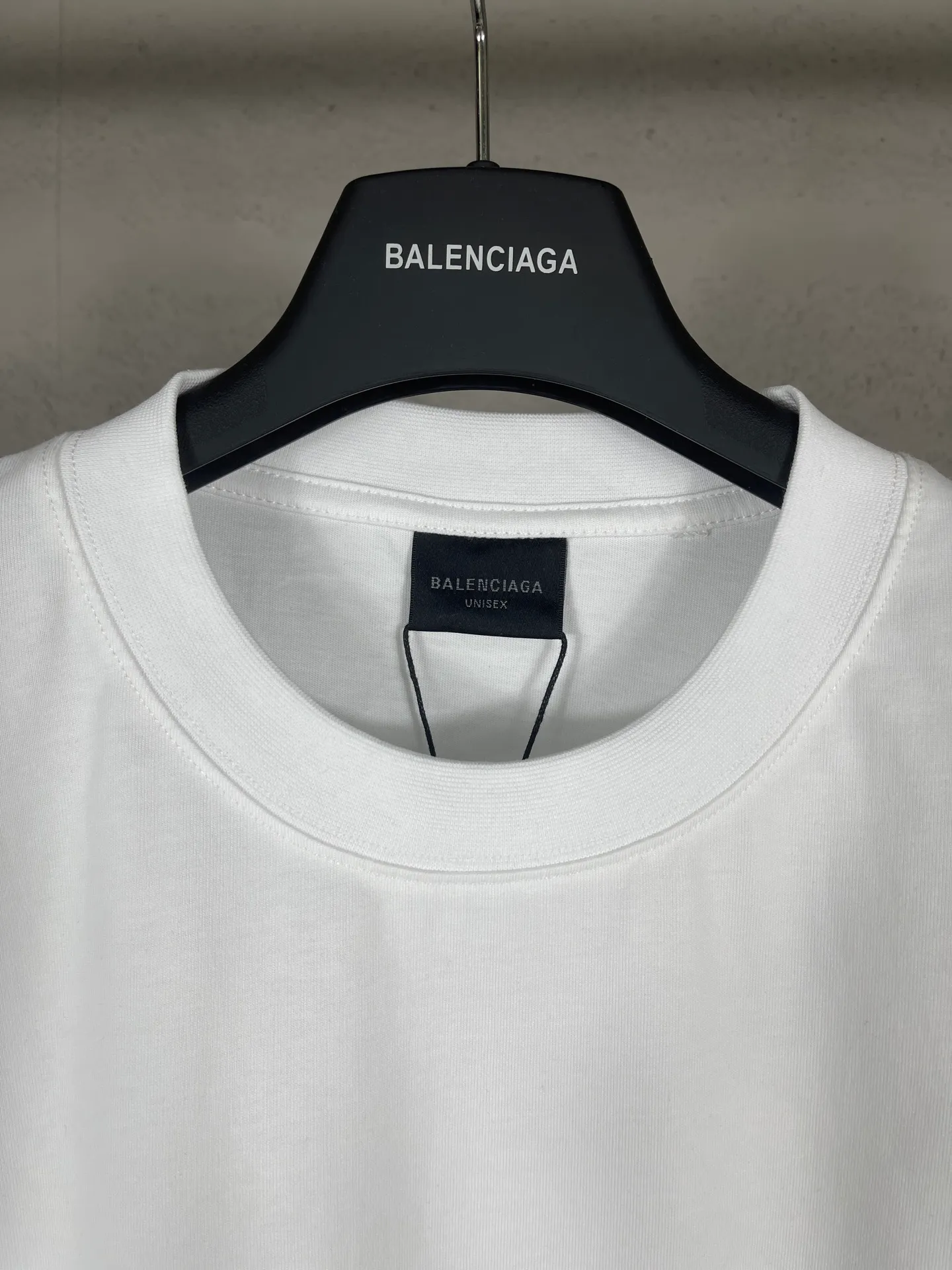 🅿️166 real photos [Top version. Official website quality] BALENCI*GA/Paris. SS25 latest model, Paris.. Label 520 printed short-sleeved T-shirt. Brick cabinet synchronization. Genuine product developed at the first time, welcome to compare! The fabric is made of Paris ZP custom-woven and dyed cotton double yarn. Weighing 260 grams, the cloth surface is clean. The cloth pattern is clear, soft and comfortable. The threads are dyed with no color difference. The printing uses environmentally friendly imported rubber paddles. The letters are clear and the effect is three-dimensional. The version adopts OS loose shoulder design. Same style for men and women. Code: BL253690 Color: black, white Size: XS S M L