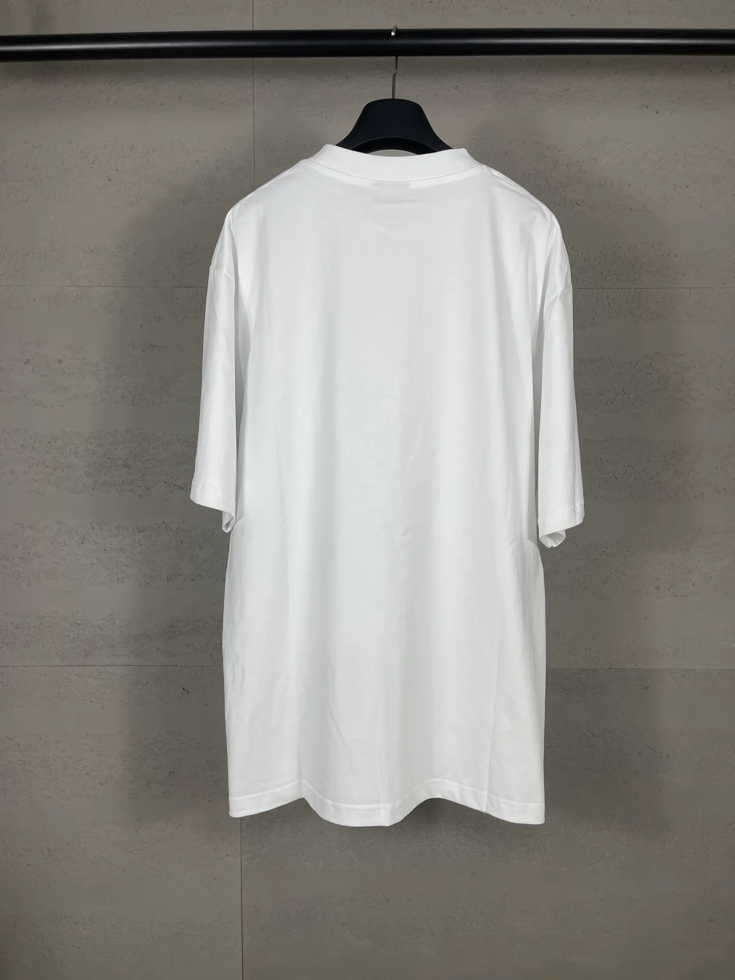 🅿️166 real photos [Top version. Official website quality] BALENCI*GA/Paris. SS25 latest model, Paris.. Label 520 printed short-sleeved T-shirt. Brick cabinet synchronization. Genuine product developed at the first time, welcome to compare! The fabric is made of Paris ZP custom-woven and dyed cotton double yarn. Weighing 260 grams, the cloth surface is clean. The cloth pattern is clear, soft and comfortable. The threads are dyed with no color difference. The printing uses environmentally friendly imported rubber paddles. The letters are clear and the effect is three-dimensional. The version adopts OS loose shoulder design. Same style for men and women. Code: BL253690 Color: black, white Size: XS S M L