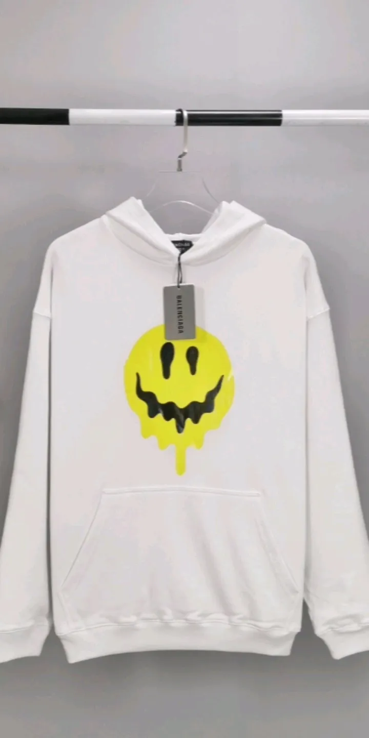 Real shot of the video - the top tested version of BALENCIAGA yellow dissolving smiley back skull scissor hand logo Balenciaga male and female couple loose cotton autumn and winter hoodie hooded sweatshirt 100% original development of special printing technology, embroidery design, fabric, version. The fabric is made of 480g combed cotton fabric, which is full of drape, warm and comfortable! Melting smiley face printing on the front panel: It mainly uses extremely green and environmentally friendly printing silica gel. Silica gel is a highly active adsorption material and is an amorphous substance. Insoluble in water and any solvent, non-toxic and odorless. Special transparent glue is printed on the surface, which has the original viscosity effect. The high transparency does not affect the color glue effect. Back panel skull pattern embroidery: The embroidery thread is made of mercerized material, which is more flexible and glossy than ordinary embroidery thread. The front and rear craftsmanship is restored 1V1, and the version has a classic dropped shoulder oversize design. Color: Black White Size: XS-L P:470