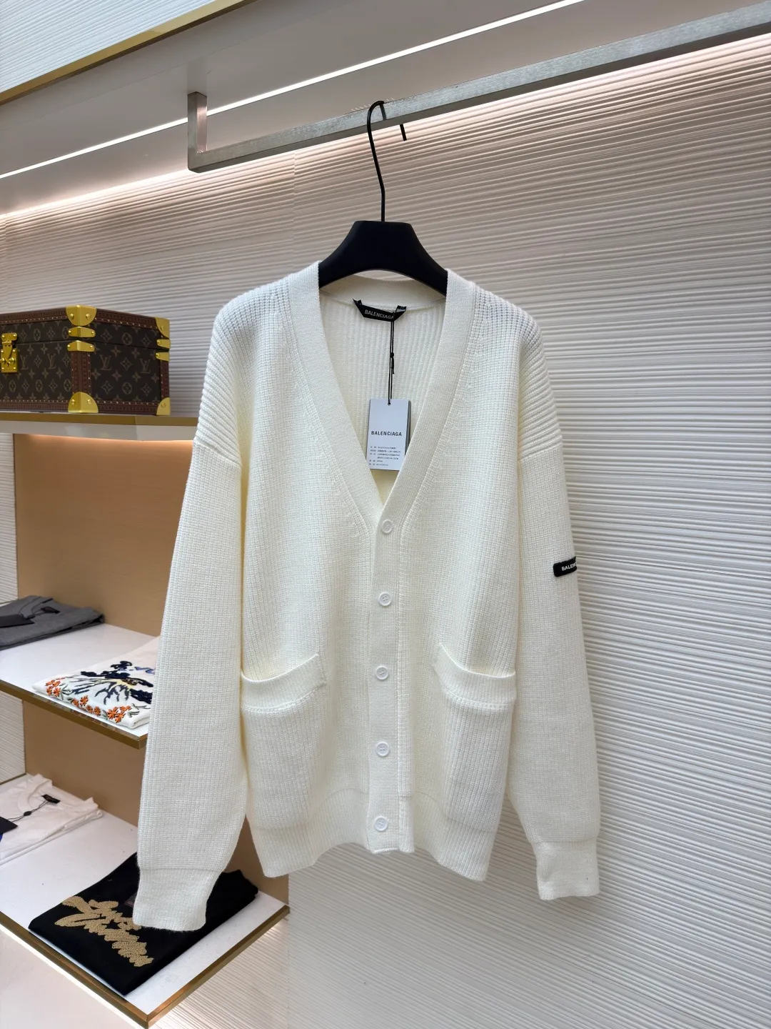Balenciaga arm logo cardigan sweater ●Original version: Purchased and developed by 15522 ●Item number: 1681603-B15 ●Fabric: wool blended fabric ●Technology: knitting ●Color: white ●Version: loose fit ●Weight: about 975 grams ●Size: S-M-L ●Description: Using wool blended yarn, the fabric composition is 65% cotton, 35% wool. The fabric pattern is stiff. The high cotton content can make the clothes have a sagging feeling and restore the original effect. The 35% wool content can fully tighten the fabric density and make the clothes achieve a certain level of warmth. Accessories: Leather The logo is made of natural silicone material. The original white fonts in the logo are custom-made. The sizes are consistent with the original version. This model is made of wool blended fabric and cardigan. The long sleeves and sleeves are decorated with logo art silicone works. The overall wiring is straight and delicate, the fabric is comfortable and soft, and the color is consistent without color difference. It can be matched with the same style to create a fashionable look, and can be used in various occasions. Customized accessories, complete with three standards, same style for men and women!