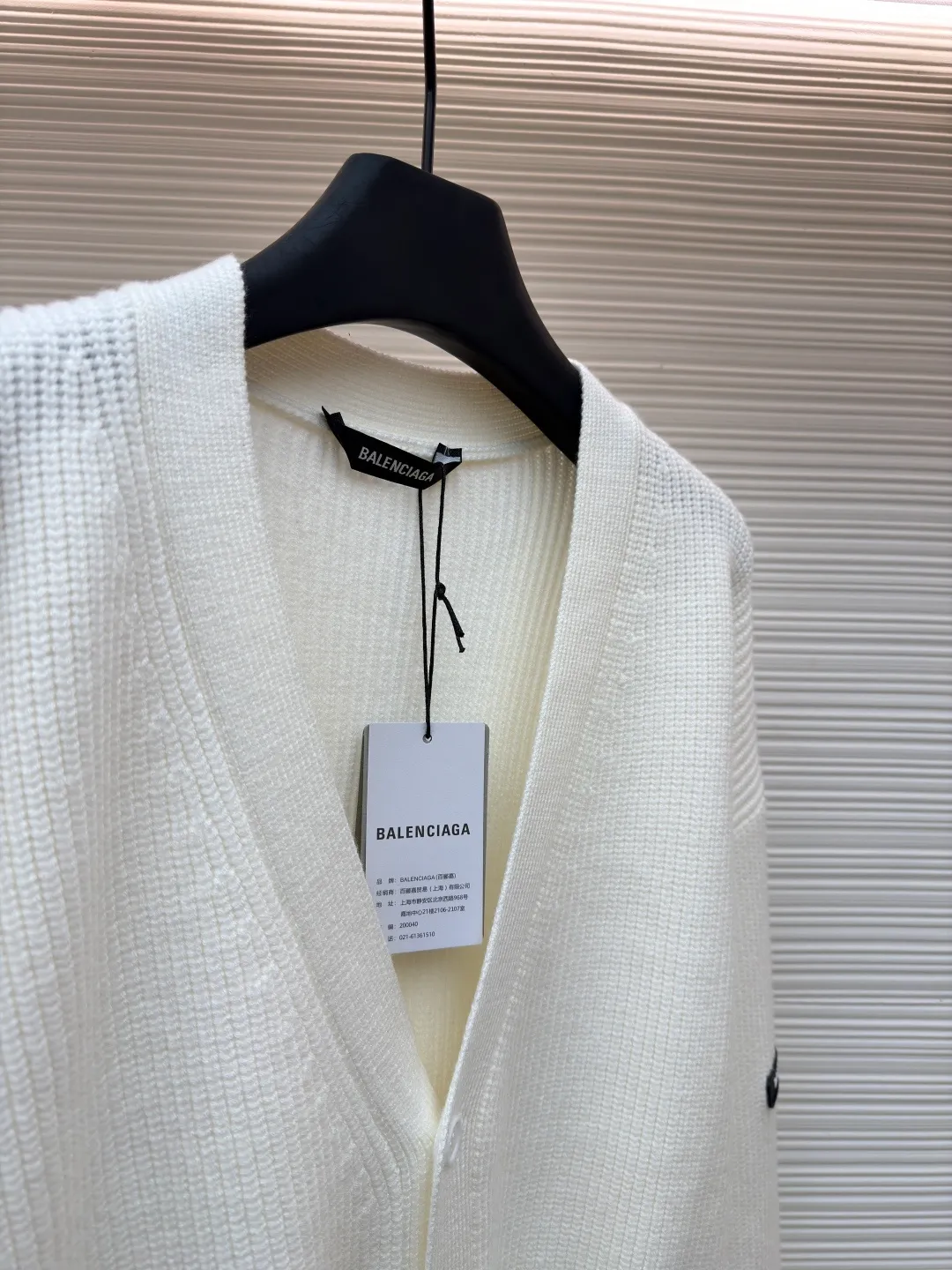 Balenciaga arm logo cardigan sweater ●Original version: Purchased and developed by 15522 ●Item number: 1681603-B15 ●Fabric: wool blended fabric ●Technology: knitting ●Color: white ●Version: loose fit ●Weight: about 975 grams ●Size: S-M-L ●Description: Using wool blended yarn, the fabric composition is 65% cotton, 35% wool. The fabric pattern is stiff. The high cotton content can make the clothes have a sagging feeling and restore the original effect. The 35% wool content can fully tighten the fabric density and make the clothes achieve a certain level of warmth. Accessories: Leather The logo is made of natural silicone material. The original white fonts in the logo are custom-made. The sizes are consistent with the original version. This model is made of wool blended fabric and cardigan. The long sleeves and sleeves are decorated with logo art silicone works. The overall wiring is straight and delicate, the fabric is comfortable and soft, and the color is consistent without color difference. It can be matched with the same style to create a fashionable look, and can be used in various occasions. Customized accessories, complete with three standards, same style for men and women!