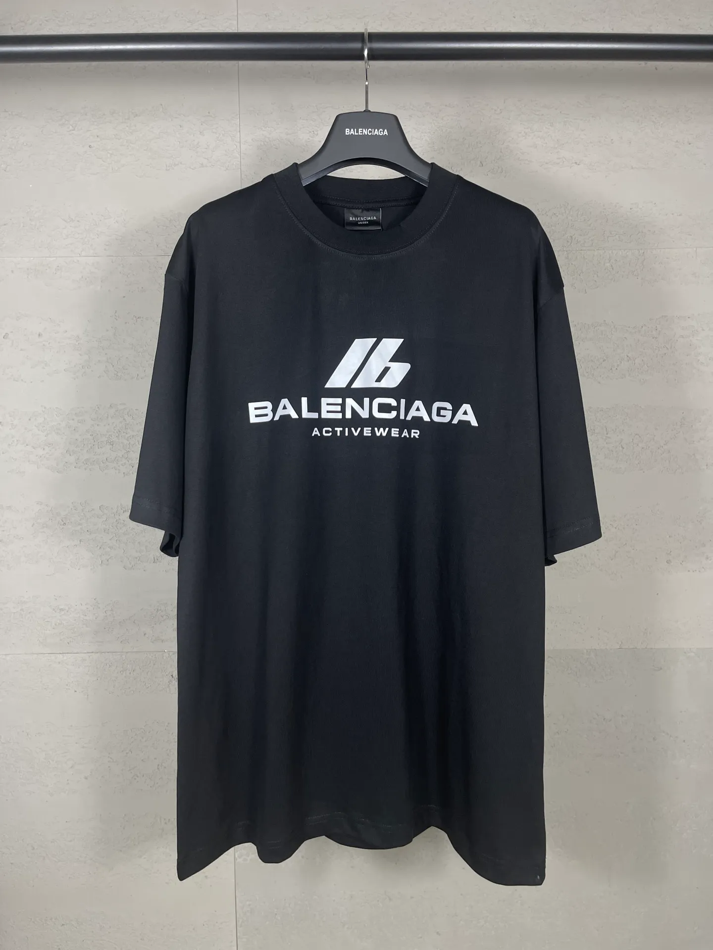 🅿️170 real photos [Top version. Official website quality] BALENCI*GA/Paris. 2024 new style. 3M reflective letter printed short-sleeved T-shirt, brick cabinet synchronization. Genuine product developed in the first time, happy to print and compare! The fabric is made of Paris ZP custom-woven and dyed cotton double yarn. Weighing 260 grams, the cloth surface is clean. The cloth pattern is clear, soft and comfortable. The threads are dyed with no color difference. The front piece is printed with reflective film. The effect is three-dimensional. Restore the brick cabinet. Different market currency, welcome to compare, the version adopts OS loose shoulder version. Same style for men and women Coding: BL223386 Color. Black, off-white Size: XS to L