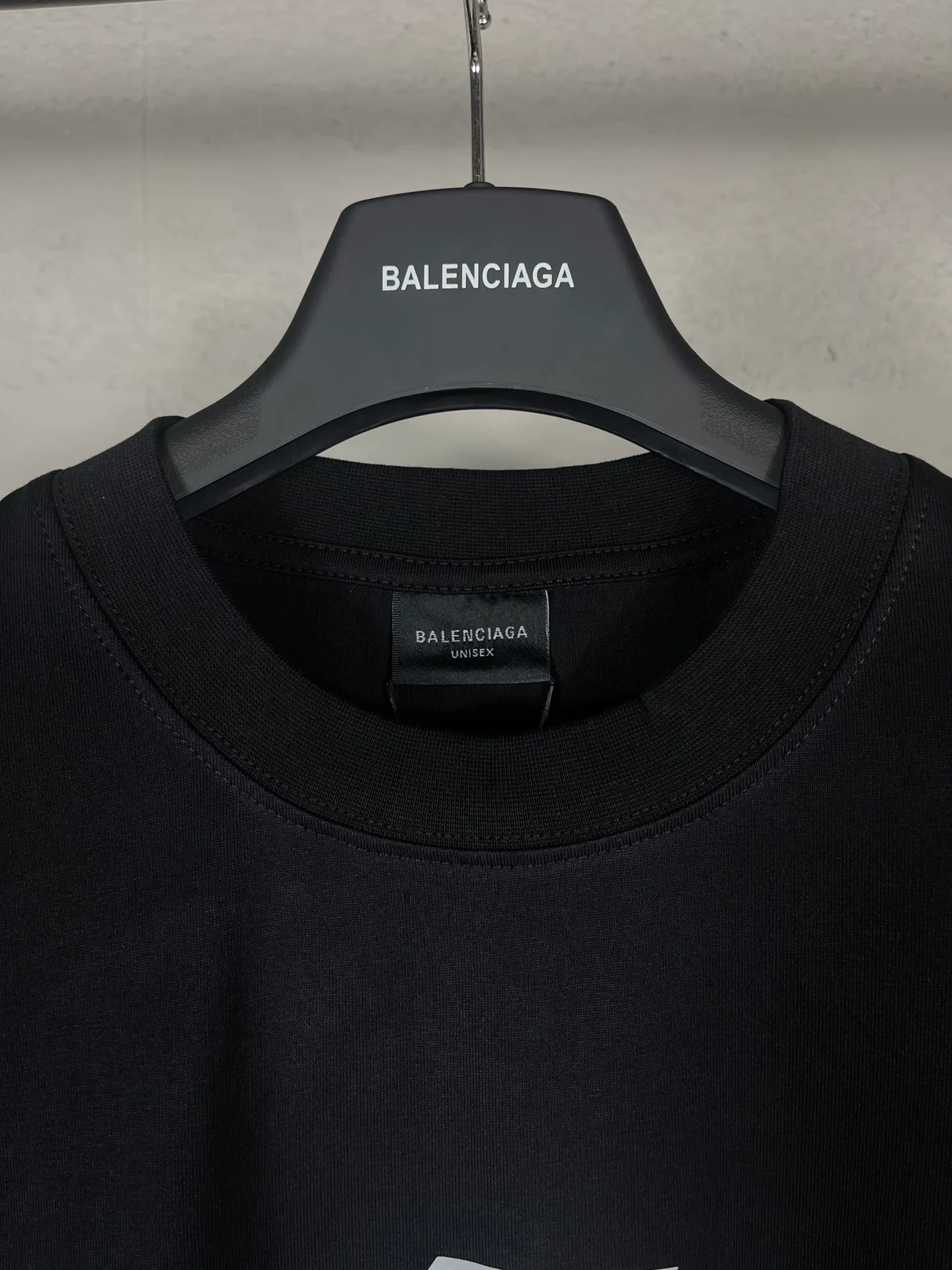 🅿️170 real photos [Top version. Official website quality] BALENCI*GA/Paris. 2024 new style. 3M reflective letter printed short-sleeved T-shirt, brick cabinet synchronization. Genuine product developed in the first time, happy to print and compare! The fabric is made of Paris ZP custom-woven and dyed cotton double yarn. Weighing 260 grams, the cloth surface is clean. The cloth pattern is clear, soft and comfortable. The threads are dyed with no color difference. The front piece is printed with reflective film. The effect is three-dimensional. Restore the brick cabinet. Different market currency, welcome to compare, the version adopts OS loose shoulder version. Same style for men and women Coding: BL223386 Color. Black, off-white Size: XS to L