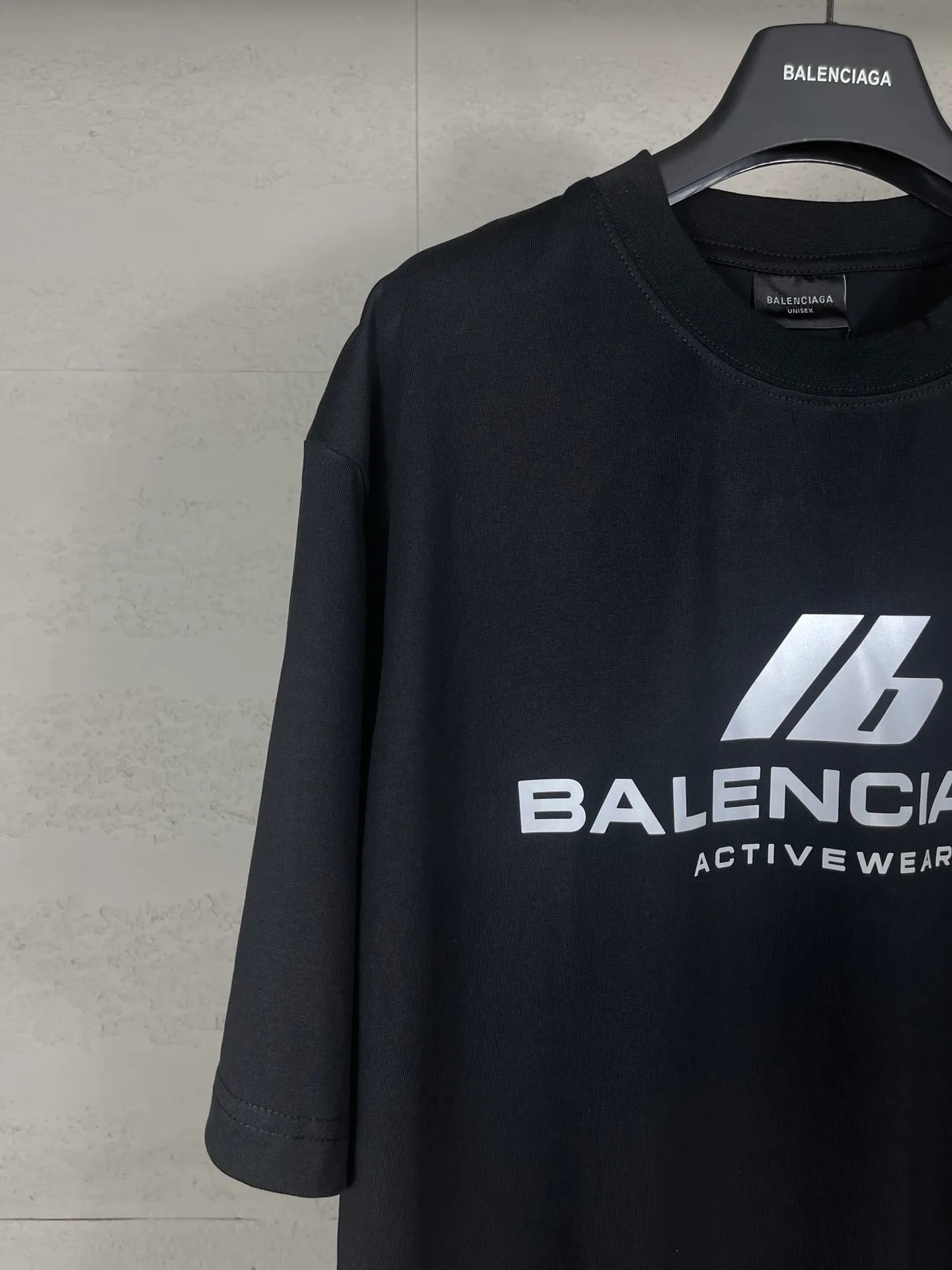 🅿️170 real photos [Top version. Official website quality] BALENCI*GA/Paris. 2024 new style. 3M reflective letter printed short-sleeved T-shirt, brick cabinet synchronization. Genuine product developed in the first time, happy to print and compare! The fabric is made of Paris ZP custom-woven and dyed cotton double yarn. Weighing 260 grams, the cloth surface is clean. The cloth pattern is clear, soft and comfortable. The threads are dyed with no color difference. The front piece is printed with reflective film. The effect is three-dimensional. Restore the brick cabinet. Different market currency, welcome to compare, the version adopts OS loose shoulder version. Same style for men and women Coding: BL223386 Color. Black, off-white Size: XS to L
