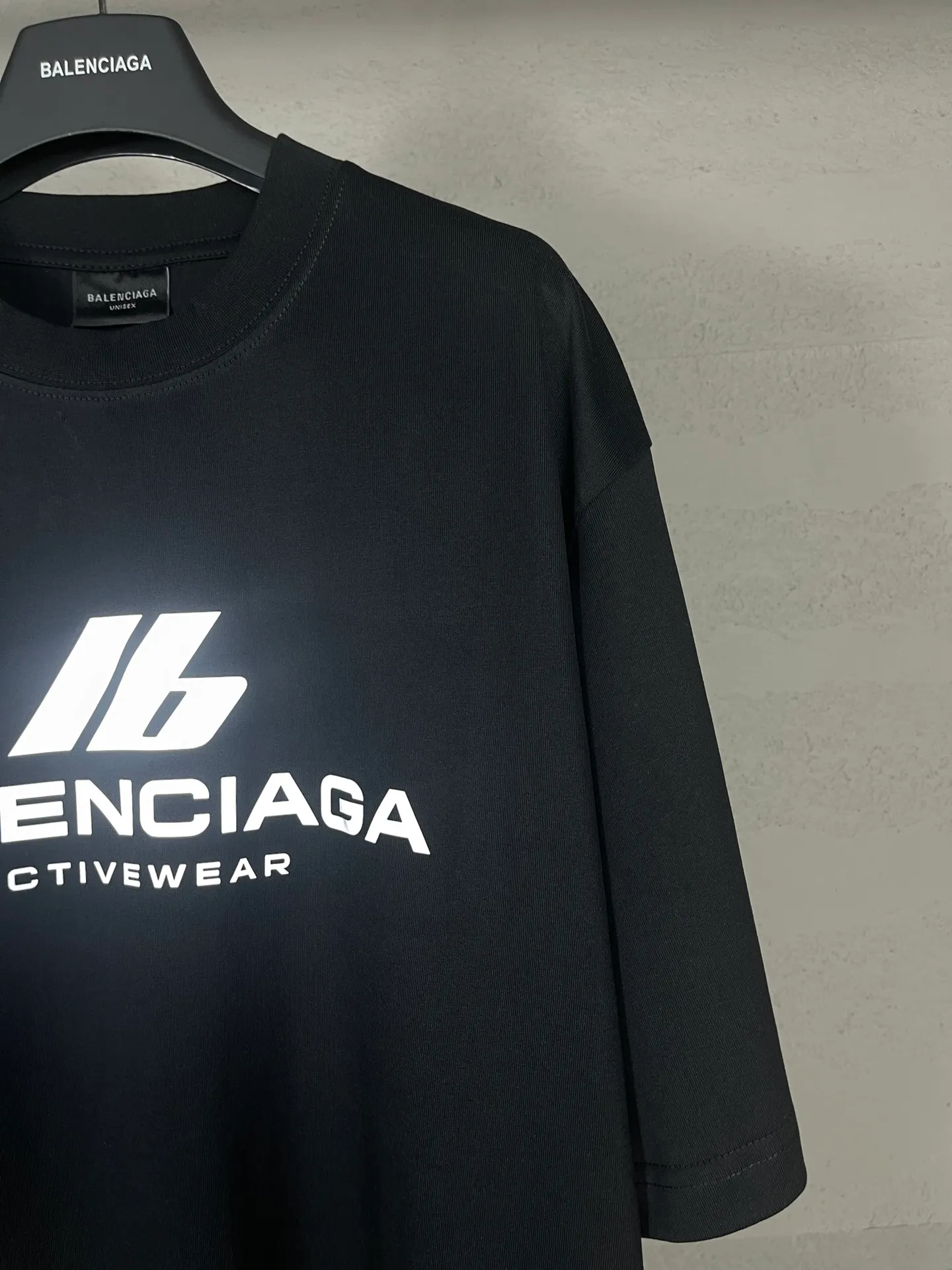 🅿️170 real photos [Top version. Official website quality] BALENCI*GA/Paris. 2024 new style. 3M reflective letter printed short-sleeved T-shirt, brick cabinet synchronization. Genuine product developed in the first time, happy to print and compare! The fabric is made of Paris ZP custom-woven and dyed cotton double yarn. Weighing 260 grams, the cloth surface is clean. The cloth pattern is clear, soft and comfortable. The threads are dyed with no color difference. The front piece is printed with reflective film. The effect is three-dimensional. Restore the brick cabinet. Different market currency, welcome to compare, the version adopts OS loose shoulder version. Same style for men and women Coding: BL223386 Color. Black, off-white Size: XS to L