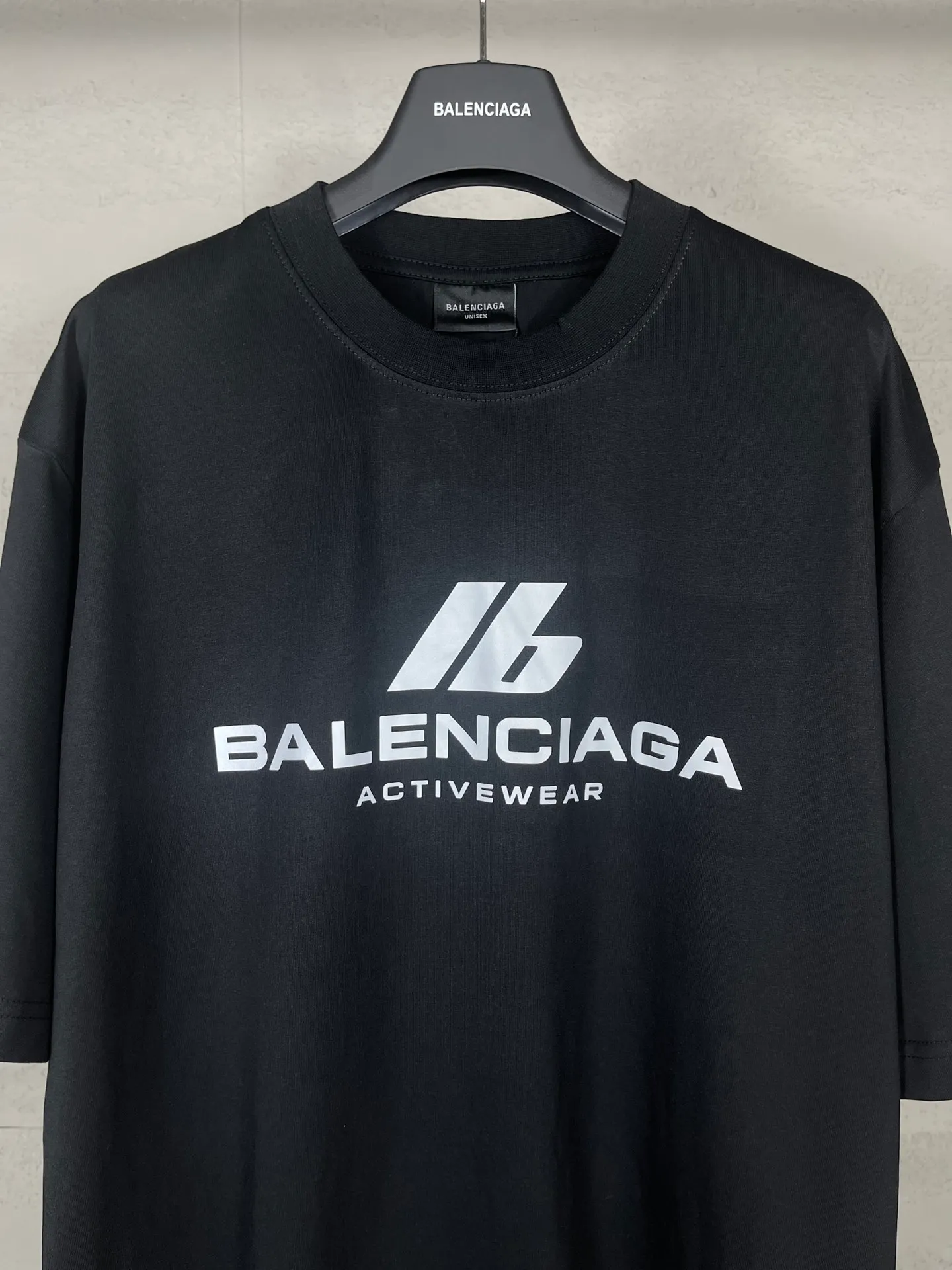 🅿️170 real photos [Top version. Official website quality] BALENCI*GA/Paris. 2024 new style. 3M reflective letter printed short-sleeved T-shirt, brick cabinet synchronization. Genuine product developed in the first time, happy to print and compare! The fabric is made of Paris ZP custom-woven and dyed cotton double yarn. Weighing 260 grams, the cloth surface is clean. The cloth pattern is clear, soft and comfortable. The threads are dyed with no color difference. The front piece is printed with reflective film. The effect is three-dimensional. Restore the brick cabinet. Different market currency, welcome to compare, the version adopts OS loose shoulder version. Same style for men and women Coding: BL223386 Color. Black, off-white Size: XS to L