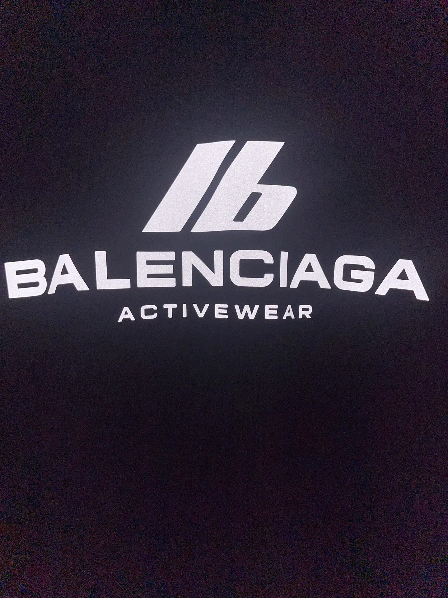 🅿️170 real photos [Top version. Official website quality] BALENCI*GA/Paris. 2024 new style. 3M reflective letter printed short-sleeved T-shirt, brick cabinet synchronization. Genuine product developed in the first time, happy to print and compare! The fabric is made of Paris ZP custom-woven and dyed cotton double yarn. Weighing 260 grams, the cloth surface is clean. The cloth pattern is clear, soft and comfortable. The threads are dyed with no color difference. The front piece is printed with reflective film. The effect is three-dimensional. Restore the brick cabinet. Different market currency, welcome to compare, the version adopts OS loose shoulder version. Same style for men and women Coding: BL223386 Color. Black, off-white Size: XS to L