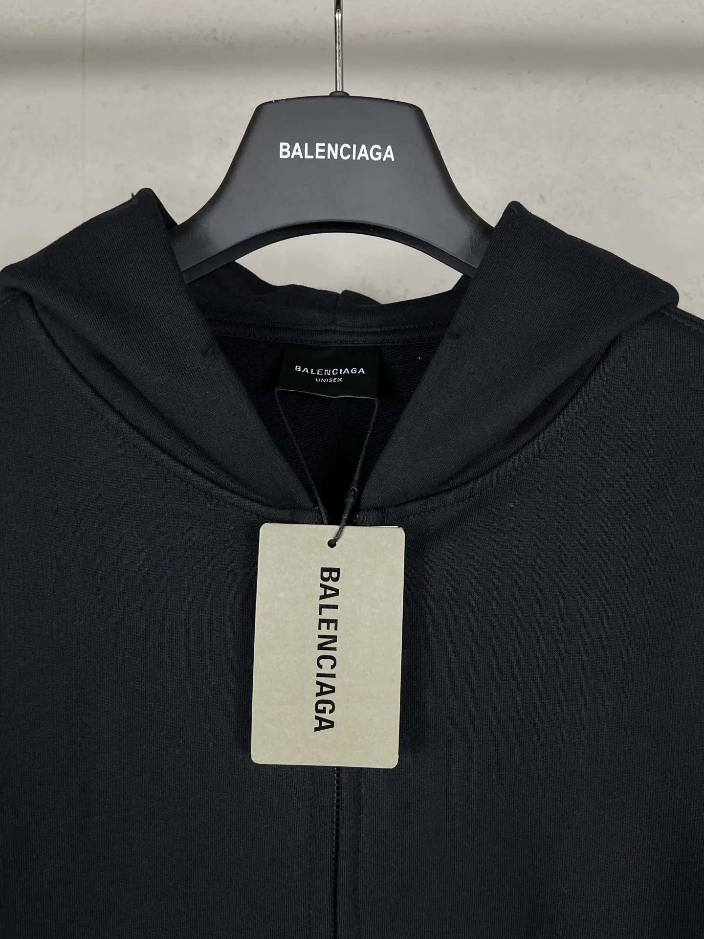 🅿️360 real photos [Top version. Official website quality] BALENCI*GA/Paris.SS25 latest style classic LOGO stretched print on the back, washed and worn, zipper cardigan hooded sweatshirt. The garments are washed and aged. The brick cabinets are synchronized. The authentic product is developed at the first time. The fabric is made of Paris ZP custom-woven and dyed cotton sweatshirt. The weight is 460 grams, the cloth surface is clean, the texture is clear, and there is no color difference. The printing is made of genuine glue and has a three-dimensional effect. The version adopts OS loose shoulder design. Same style for men and women. Code: BL259933 Color: Black Size: XS S M L