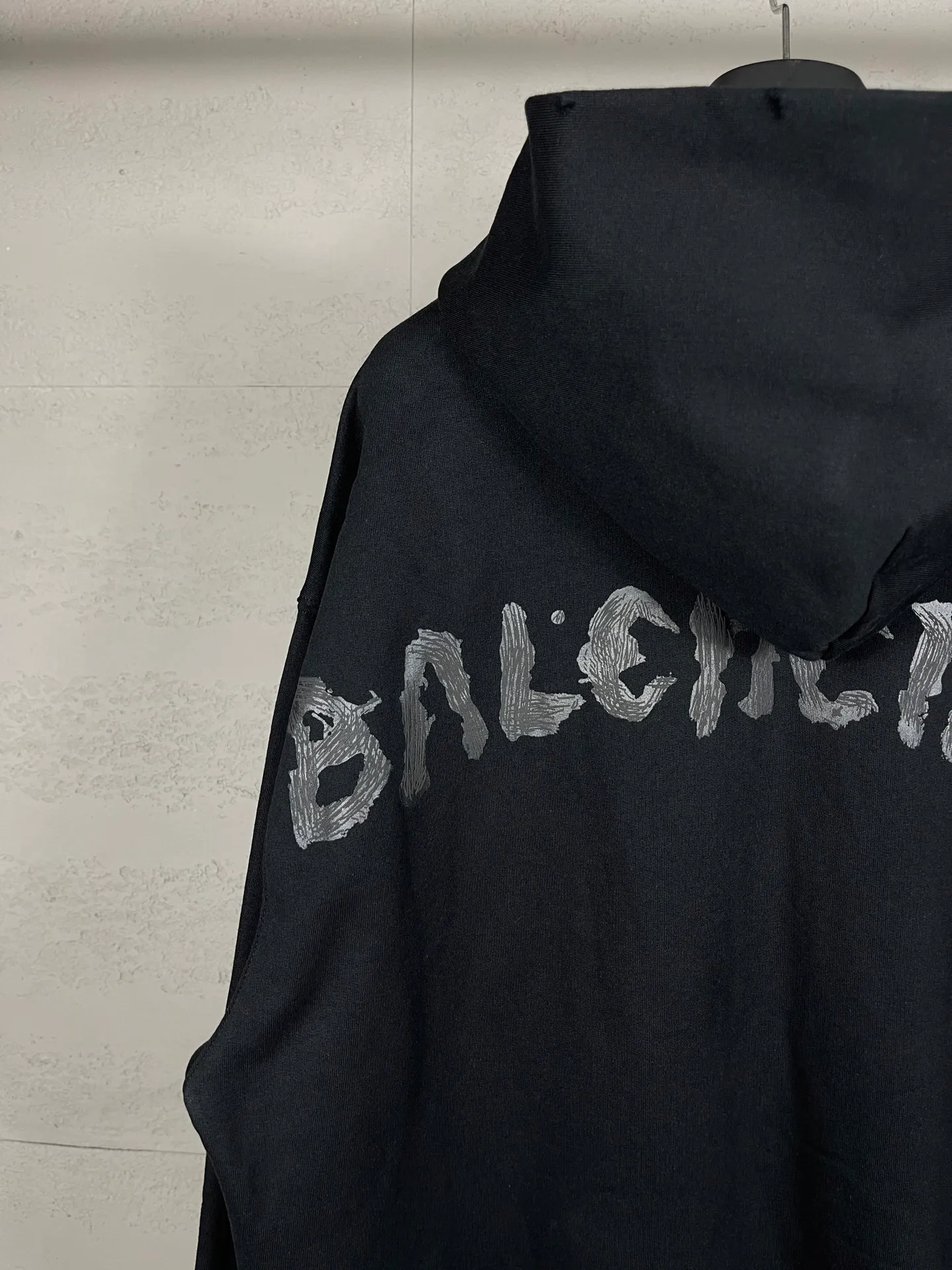 🅿️360 real photos [Top version. Official website quality] BALENCI*GA/Paris.SS25 latest style classic LOGO stretched print on the back, washed and worn, zipper cardigan hooded sweatshirt. The garments are washed and aged. The brick cabinets are synchronized. The authentic product is developed at the first time. The fabric is made of Paris ZP custom-woven and dyed cotton sweatshirt. The weight is 460 grams, the cloth surface is clean, the texture is clear, and there is no color difference. The printing is made of genuine glue and has a three-dimensional effect. The version adopts OS loose shoulder design. Same style for men and women. Code: BL259933 Color: Black Size: XS S M L