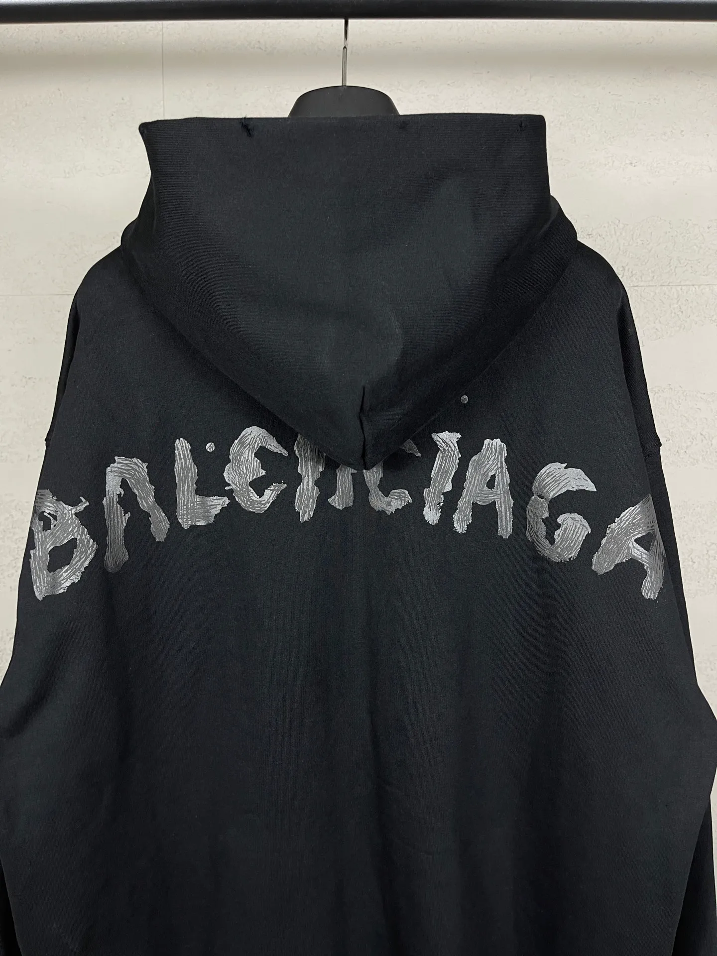 🅿️360 real photos [Top version. Official website quality] BALENCI*GA/Paris.SS25 latest style classic LOGO stretched print on the back, washed and worn, zipper cardigan hooded sweatshirt. The garments are washed and aged. The brick cabinets are synchronized. The authentic product is developed at the first time. The fabric is made of Paris ZP custom-woven and dyed cotton sweatshirt. The weight is 460 grams, the cloth surface is clean, the texture is clear, and there is no color difference. The printing is made of genuine glue and has a three-dimensional effect. The version adopts OS loose shoulder design. Same style for men and women. Code: BL259933 Color: Black Size: XS S M L