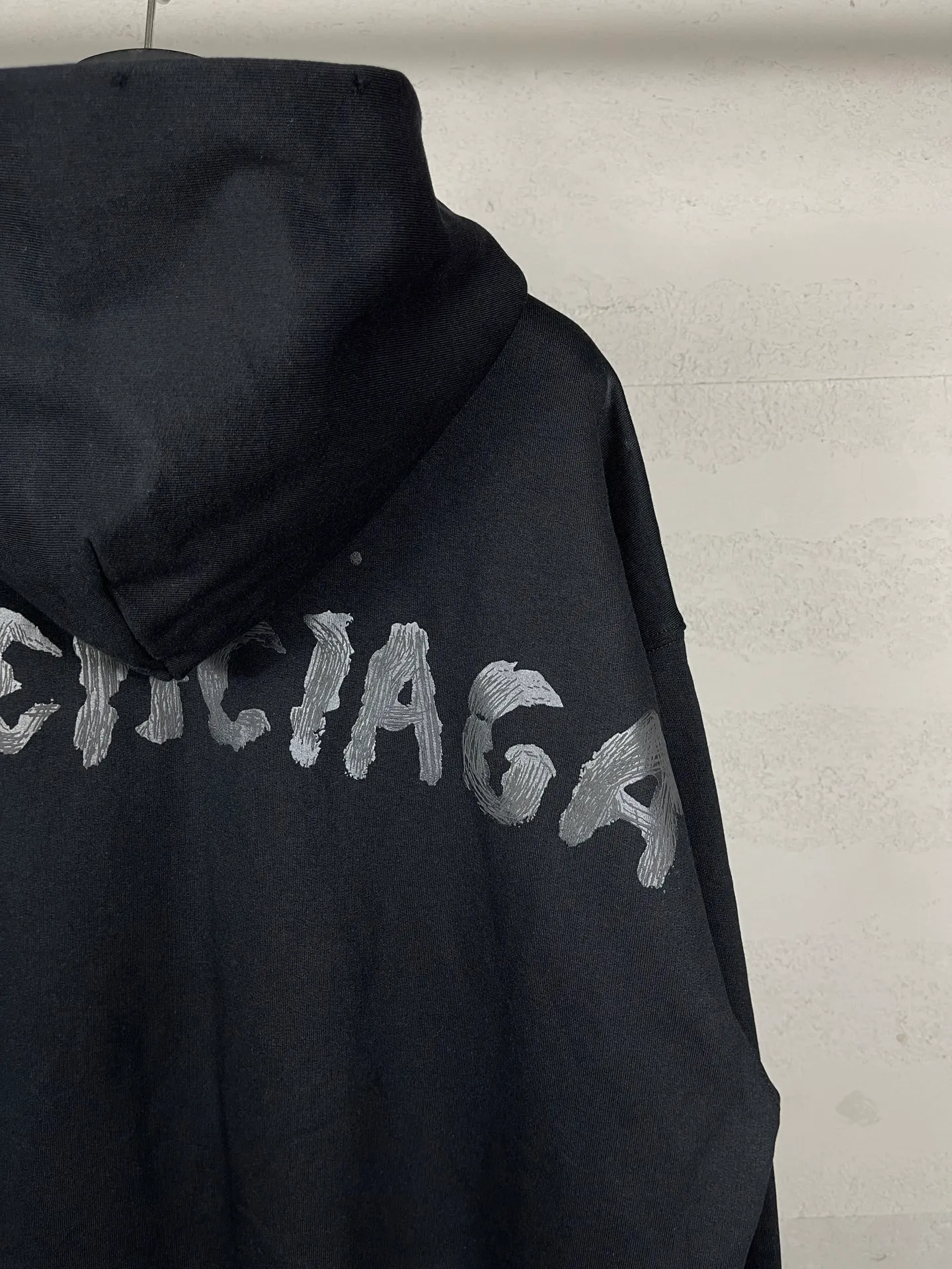 🅿️360 real photos [Top version. Official website quality] BALENCI*GA/Paris.SS25 latest style classic LOGO stretched print on the back, washed and worn, zipper cardigan hooded sweatshirt. The garments are washed and aged. The brick cabinets are synchronized. The authentic product is developed at the first time. The fabric is made of Paris ZP custom-woven and dyed cotton sweatshirt. The weight is 460 grams, the cloth surface is clean, the texture is clear, and there is no color difference. The printing is made of genuine glue and has a three-dimensional effect. The version adopts OS loose shoulder design. Same style for men and women. Code: BL259933 Color: Black Size: XS S M L