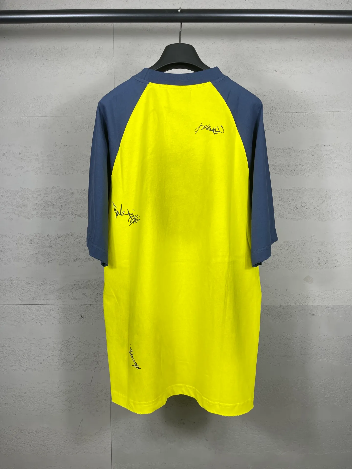 🅿️230 real photos [Top version. Official website quality] BALENCI*GA/Paris #2025 new style raglan sleeves, color matching, signature printing, embroidery LOGO, washed, distressed, hand-painted graffiti, new short-sleeved T-shirt. #2025 Brick Cabinet Synchronization Extra heavy craftsmanship. Welcome to compare. The fabric is made of Paris ZP custom-woven and dyed cotton double yarn, with a weight of 260 grams. The cloth surface is clean. The cloth pattern is clear, soft and comfortable. The threads are dyed with no color difference. The signature is printed with environmentally friendly glue, and the classic letter LOGO is embroidered with an imported Tajima embroidery machine. The letters are clear and the effect is three-dimensional. Restore brick cabinet, adopt OS loose shoulder style. Same style for men and women. Code: BL253728 Color: black, white, yellow Size: XS S M L