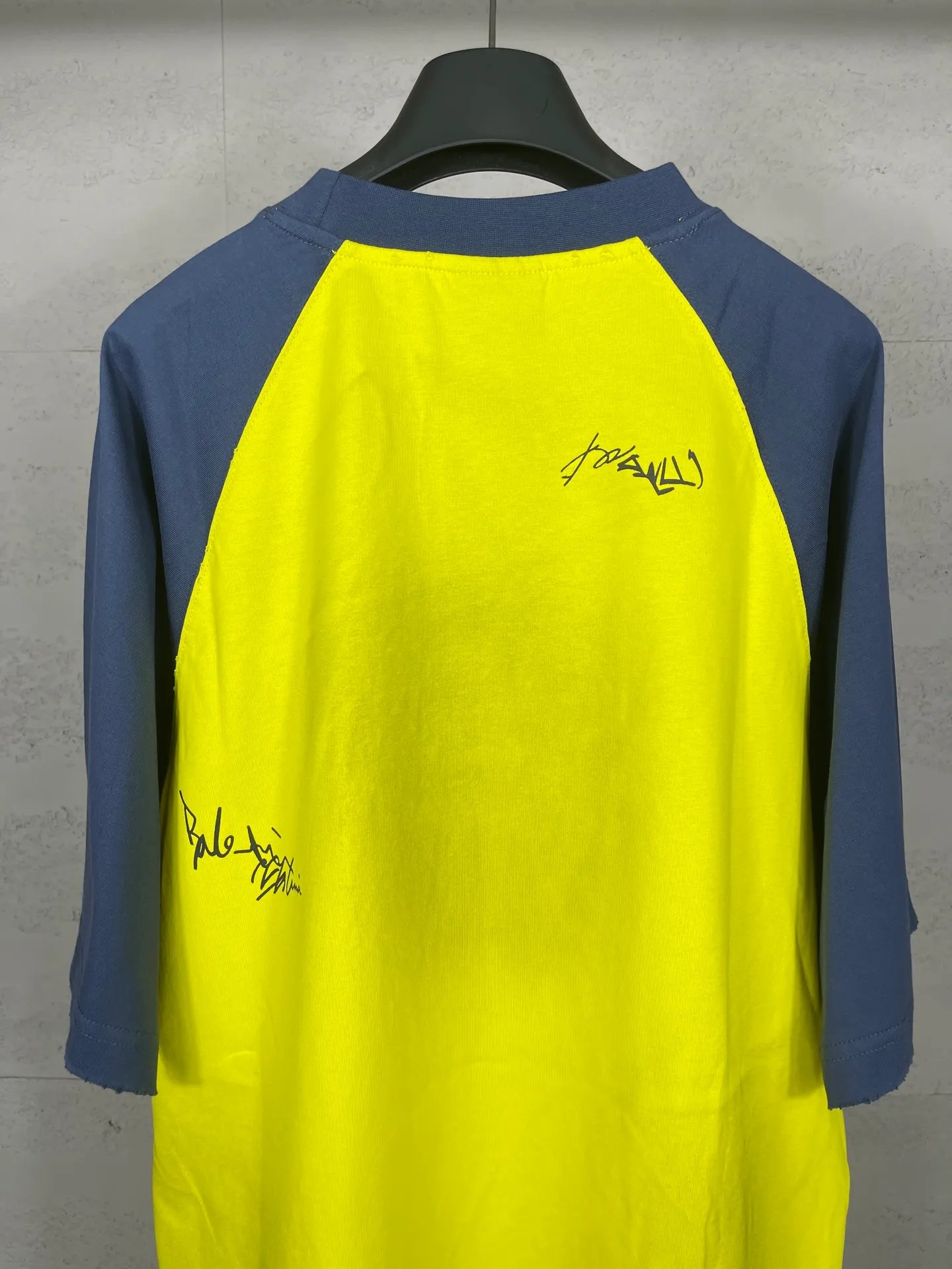 🅿️230 real photos [Top version. Official website quality] BALENCI*GA/Paris #2025 new style raglan sleeves, color matching, signature printing, embroidery LOGO, washed, distressed, hand-painted graffiti, new short-sleeved T-shirt. #2025 Brick Cabinet Synchronization Extra heavy craftsmanship. Welcome to compare. The fabric is made of Paris ZP custom-woven and dyed cotton double yarn, with a weight of 260 grams. The cloth surface is clean. The cloth pattern is clear, soft and comfortable. The threads are dyed with no color difference. The signature is printed with environmentally friendly glue, and the classic letter LOGO is embroidered with an imported Tajima embroidery machine. The letters are clear and the effect is three-dimensional. Restore brick cabinet, adopt OS loose shoulder style. Same style for men and women. Code: BL253728 Color: black, white, yellow Size: XS S M L