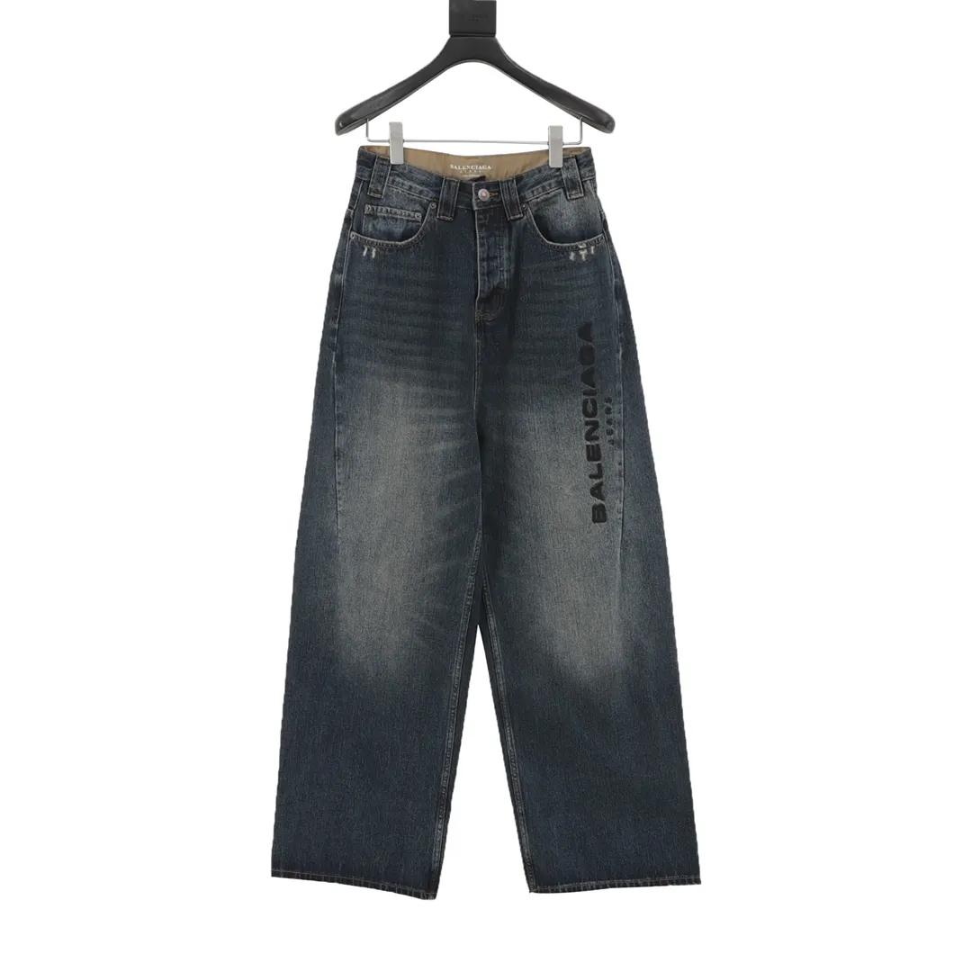 🅿️640 BALENCIAGA BLCG denim trousers with side letter embroidery. Customized cotton denim with fine vertical bamboo pattern and dark horizontal bamboo rhyme. The process of frying snowballs and frying salt makes it further fade and oxidize. Fried sand hand-wiping technology is used to cause natural fading and wear on the surface of the denim material. Then special tools are used to physically damage the surface of the jeans. The wrinkle-wiping and whiskering technology is combined with the gun-painting cat whiskering technology. Manual rubbing is carried out in specific areas first to achieve a natural look. For the wrinkle effect, specific tools are used to draw the texture of a cat's whisker shape. The broken edge hanging technology is used to remove the fiber hairiness and color difference through the combination of high-temperature steam and frosted paper, so that the jeans show a unique hole and wear effect. Customized accessories and loose fit. Size：XS-L