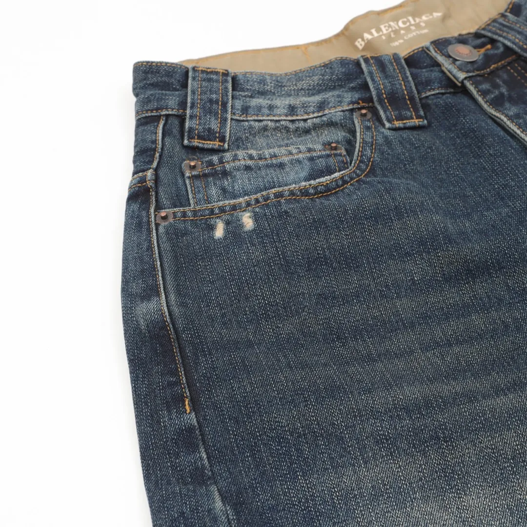 🅿️640 BALENCIAGA BLCG denim trousers with side letter embroidery. Customized cotton denim with fine vertical bamboo pattern and dark horizontal bamboo rhyme. The process of frying snowballs and frying salt makes it further fade and oxidize. Fried sand hand-wiping technology is used to cause natural fading and wear on the surface of the denim material. Then special tools are used to physically damage the surface of the jeans. The wrinkle-wiping and whiskering technology is combined with the gun-painting cat whiskering technology. Manual rubbing is carried out in specific areas first to achieve a natural look. For the wrinkle effect, specific tools are used to draw the texture of a cat's whisker shape. The broken edge hanging technology is used to remove the fiber hairiness and color difference through the combination of high-temperature steam and frosted paper, so that the jeans show a unique hole and wear effect. Customized accessories and loose fit. Size：XS-L
