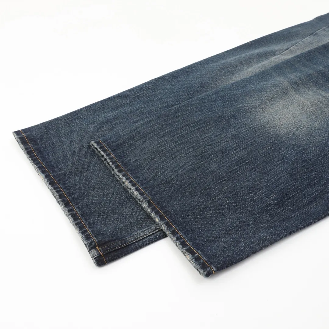 🅿️640 BALENCIAGA BLCG denim trousers with side letter embroidery. Customized cotton denim with fine vertical bamboo pattern and dark horizontal bamboo rhyme. The process of frying snowballs and frying salt makes it further fade and oxidize. Fried sand hand-wiping technology is used to cause natural fading and wear on the surface of the denim material. Then special tools are used to physically damage the surface of the jeans. The wrinkle-wiping and whiskering technology is combined with the gun-painting cat whiskering technology. Manual rubbing is carried out in specific areas first to achieve a natural look. For the wrinkle effect, specific tools are used to draw the texture of a cat's whisker shape. The broken edge hanging technology is used to remove the fiber hairiness and color difference through the combination of high-temperature steam and frosted paper, so that the jeans show a unique hole and wear effect. Customized accessories and loose fit. Size：XS-L