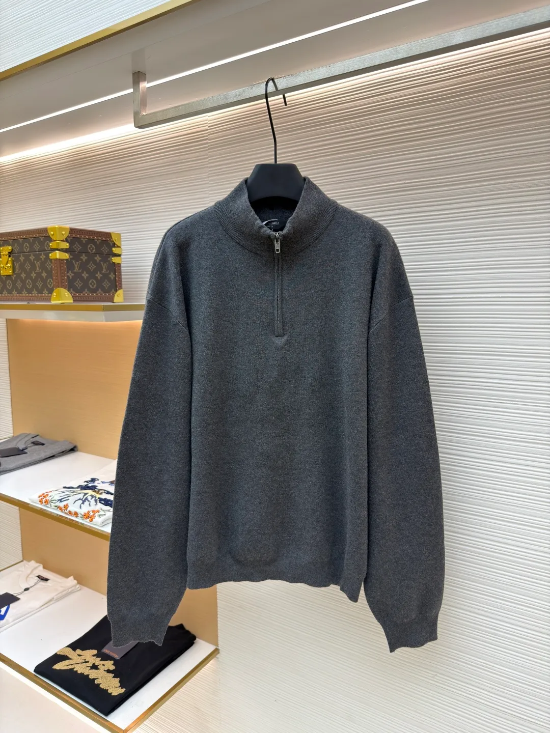 Balenciaga stand-collar half-zip cotton sweater ●Original version: Purchased and developed for 15800 ●Item number: 1681381-A75 ●Fabric: wool blended fabric ●Technology: knitted ●Color: gray ●Version: Fitted version ●Weight: about 440 grams ●Size: It adopts a half-zip stand-up collar design, and the brand letter logo is embroidered on the collar. It is presented through precise hand-embroidery technology, with clear texture and high recognition; the custom-made metal zipper is smooth and durable, with both style and practicality. In the weaving process, high-density knitting technology is used, and the yarns are woven evenly and tightly to ensure that the fabric is soft and skin-friendly and has good warmth retention and stiffness. The sleeves are loose and off-shoulder, enhancing the casual style of your outfit. From raw material selection to detailed decoration, every process reflects the brand's strict requirements for craftsmanship. It perfectly integrates minimalist design with high-end materials to present luxurious items with both classic style and wearing experience. Purchase the original version for development, order the color and dye it, and feel free to compare it with any version on the market!
