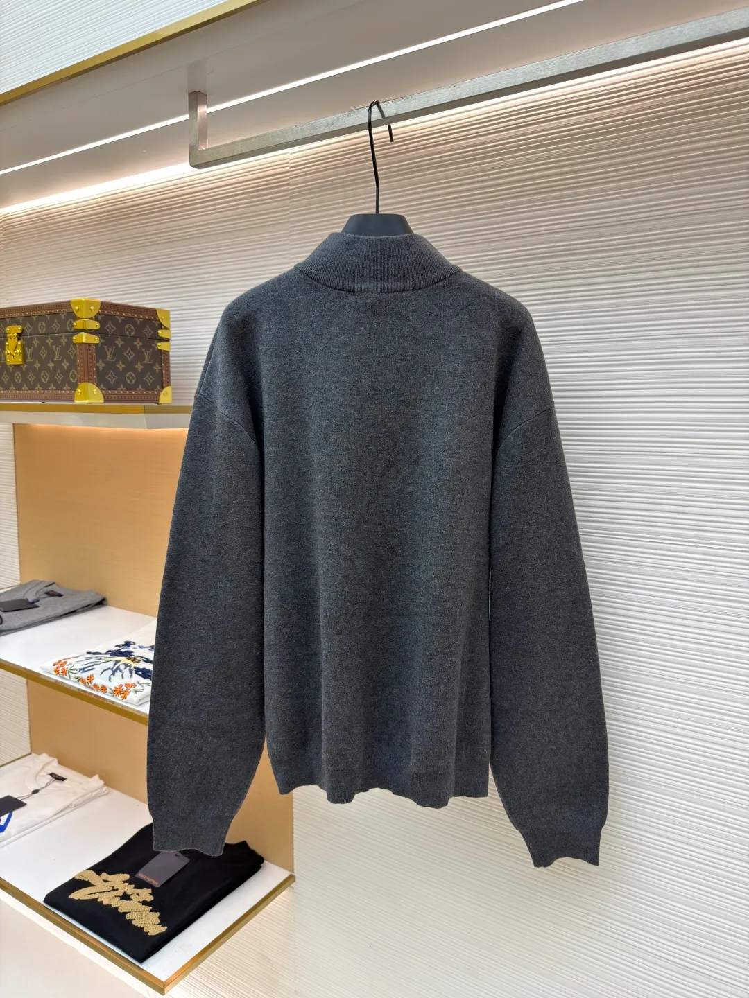 Balenciaga stand-collar half-zip cotton sweater ●Original version: Purchased and developed for 15800 ●Item number: 1681381-A75 ●Fabric: wool blended fabric ●Technology: knitted ●Color: gray ●Version: Fitted version ●Weight: about 440 grams ●Size: It adopts a half-zip stand-up collar design, and the brand letter logo is embroidered on the collar. It is presented through precise hand-embroidery technology, with clear texture and high recognition; the custom-made metal zipper is smooth and durable, with both style and practicality. In the weaving process, high-density knitting technology is used, and the yarns are woven evenly and tightly to ensure that the fabric is soft and skin-friendly and has good warmth retention and stiffness. The sleeves are loose and off-shoulder, enhancing the casual style of your outfit. From raw material selection to detailed decoration, every process reflects the brand's strict requirements for craftsmanship. It perfectly integrates minimalist design with high-end materials to present luxurious items with both classic style and wearing experience. Purchase the original version for development, order the color and dye it, and feel free to compare it with any version on the market!