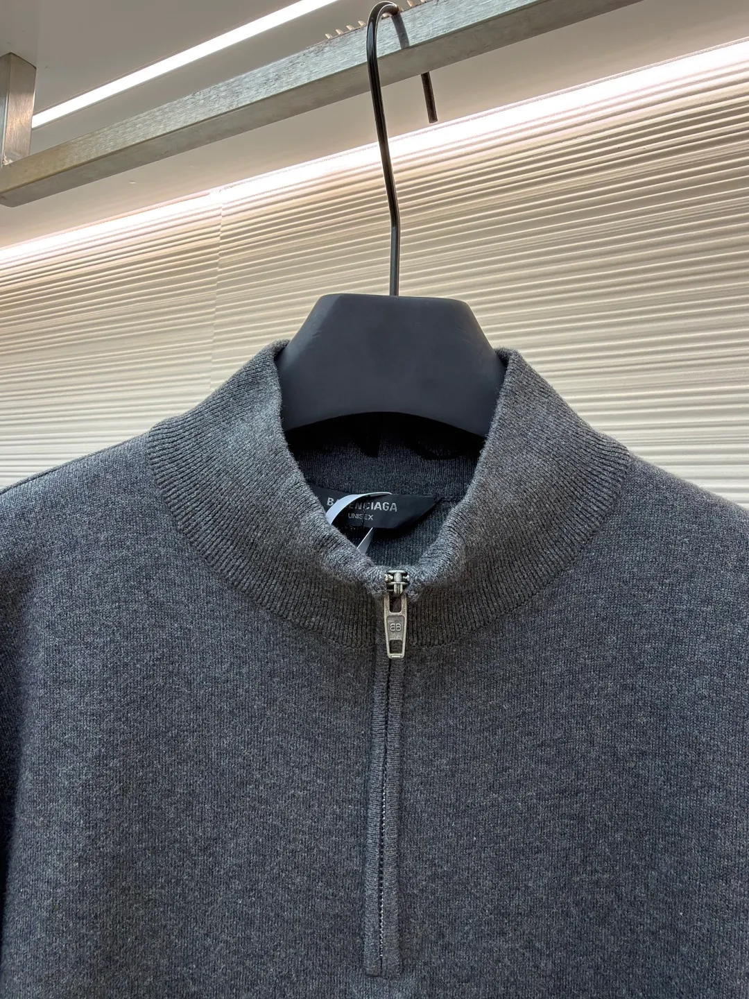 Balenciaga stand-collar half-zip cotton sweater ●Original version: Purchased and developed for 15800 ●Item number: 1681381-A75 ●Fabric: wool blended fabric ●Technology: knitted ●Color: gray ●Version: Fitted version ●Weight: about 440 grams ●Size: It adopts a half-zip stand-up collar design, and the brand letter logo is embroidered on the collar. It is presented through precise hand-embroidery technology, with clear texture and high recognition; the custom-made metal zipper is smooth and durable, with both style and practicality. In the weaving process, high-density knitting technology is used, and the yarns are woven evenly and tightly to ensure that the fabric is soft and skin-friendly and has good warmth retention and stiffness. The sleeves are loose and off-shoulder, enhancing the casual style of your outfit. From raw material selection to detailed decoration, every process reflects the brand's strict requirements for craftsmanship. It perfectly integrates minimalist design with high-end materials to present luxurious items with both classic style and wearing experience. Purchase the original version for development, order the color and dye it, and feel free to compare it with any version on the market!