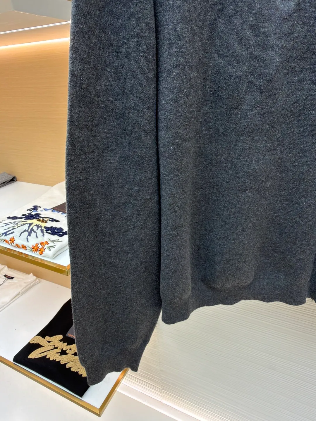 Balenciaga stand-collar half-zip cotton sweater ●Original version: Purchased and developed for 15800 ●Item number: 1681381-A75 ●Fabric: wool blended fabric ●Technology: knitted ●Color: gray ●Version: Fitted version ●Weight: about 440 grams ●Size: It adopts a half-zip stand-up collar design, and the brand letter logo is embroidered on the collar. It is presented through precise hand-embroidery technology, with clear texture and high recognition; the custom-made metal zipper is smooth and durable, with both style and practicality. In the weaving process, high-density knitting technology is used, and the yarns are woven evenly and tightly to ensure that the fabric is soft and skin-friendly and has good warmth retention and stiffness. The sleeves are loose and off-shoulder, enhancing the casual style of your outfit. From raw material selection to detailed decoration, every process reflects the brand's strict requirements for craftsmanship. It perfectly integrates minimalist design with high-end materials to present luxurious items with both classic style and wearing experience. Purchase the original version for development, order the color and dye it, and feel free to compare it with any version on the market!