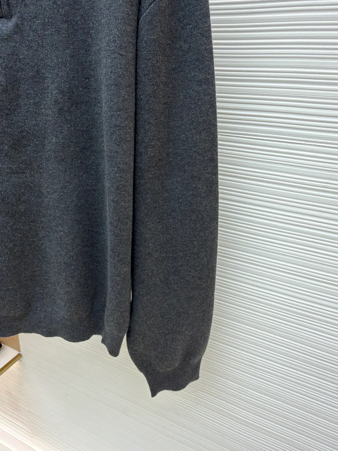 Balenciaga stand-collar half-zip cotton sweater ●Original version: Purchased and developed for 15800 ●Item number: 1681381-A75 ●Fabric: wool blended fabric ●Technology: knitted ●Color: gray ●Version: Fitted version ●Weight: about 440 grams ●Size: It adopts a half-zip stand-up collar design, and the brand letter logo is embroidered on the collar. It is presented through precise hand-embroidery technology, with clear texture and high recognition; the custom-made metal zipper is smooth and durable, with both style and practicality. In the weaving process, high-density knitting technology is used, and the yarns are woven evenly and tightly to ensure that the fabric is soft and skin-friendly and has good warmth retention and stiffness. The sleeves are loose and off-shoulder, enhancing the casual style of your outfit. From raw material selection to detailed decoration, every process reflects the brand's strict requirements for craftsmanship. It perfectly integrates minimalist design with high-end materials to present luxurious items with both classic style and wearing experience. Purchase the original version for development, order the color and dye it, and feel free to compare it with any version on the market!