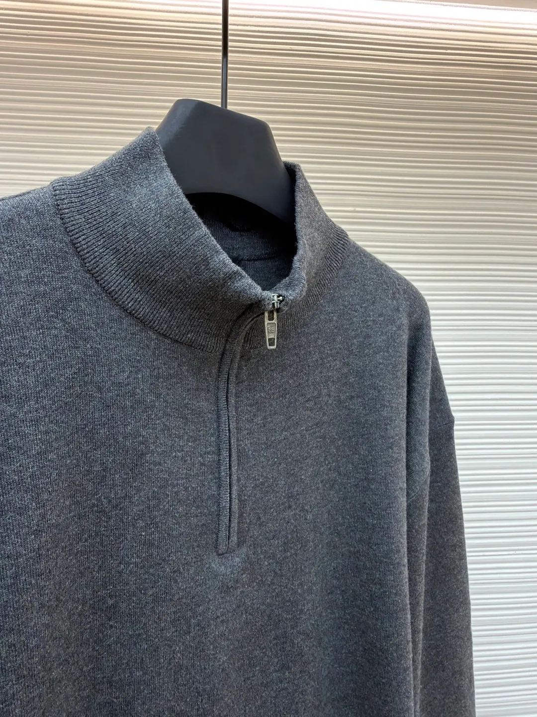 Balenciaga stand-collar half-zip cotton sweater ●Original version: Purchased and developed for 15800 ●Item number: 1681381-A75 ●Fabric: wool blended fabric ●Technology: knitted ●Color: gray ●Version: Fitted version ●Weight: about 440 grams ●Size: It adopts a half-zip stand-up collar design, and the brand letter logo is embroidered on the collar. It is presented through precise hand-embroidery technology, with clear texture and high recognition; the custom-made metal zipper is smooth and durable, with both style and practicality. In the weaving process, high-density knitting technology is used, and the yarns are woven evenly and tightly to ensure that the fabric is soft and skin-friendly and has good warmth retention and stiffness. The sleeves are loose and off-shoulder, enhancing the casual style of your outfit. From raw material selection to detailed decoration, every process reflects the brand's strict requirements for craftsmanship. It perfectly integrates minimalist design with high-end materials to present luxurious items with both classic style and wearing experience. Purchase the original version for development, order the color and dye it, and feel free to compare it with any version on the market!